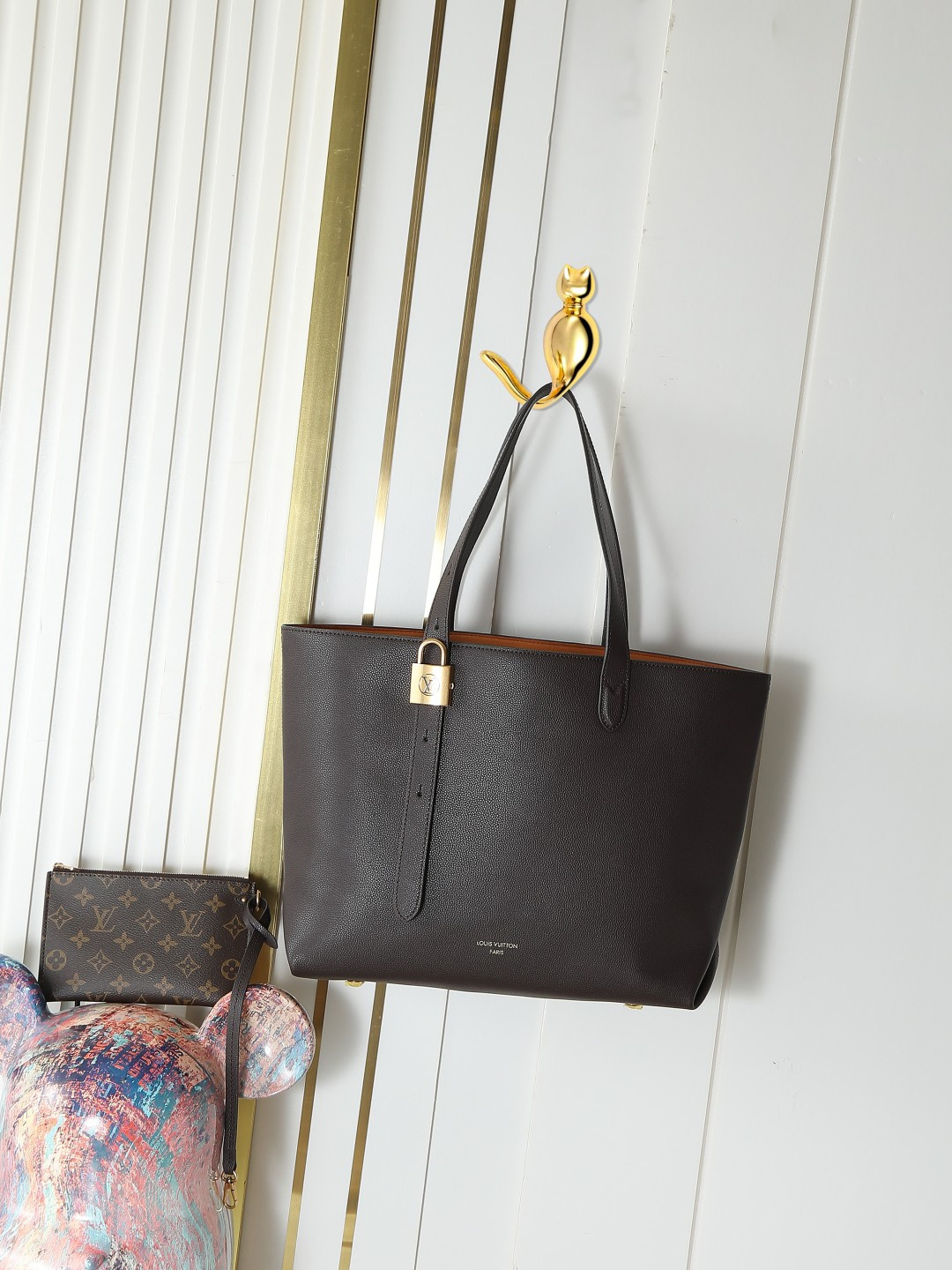M12916 bolso de compras de cuero chocolate serie bolsos discretos cabas