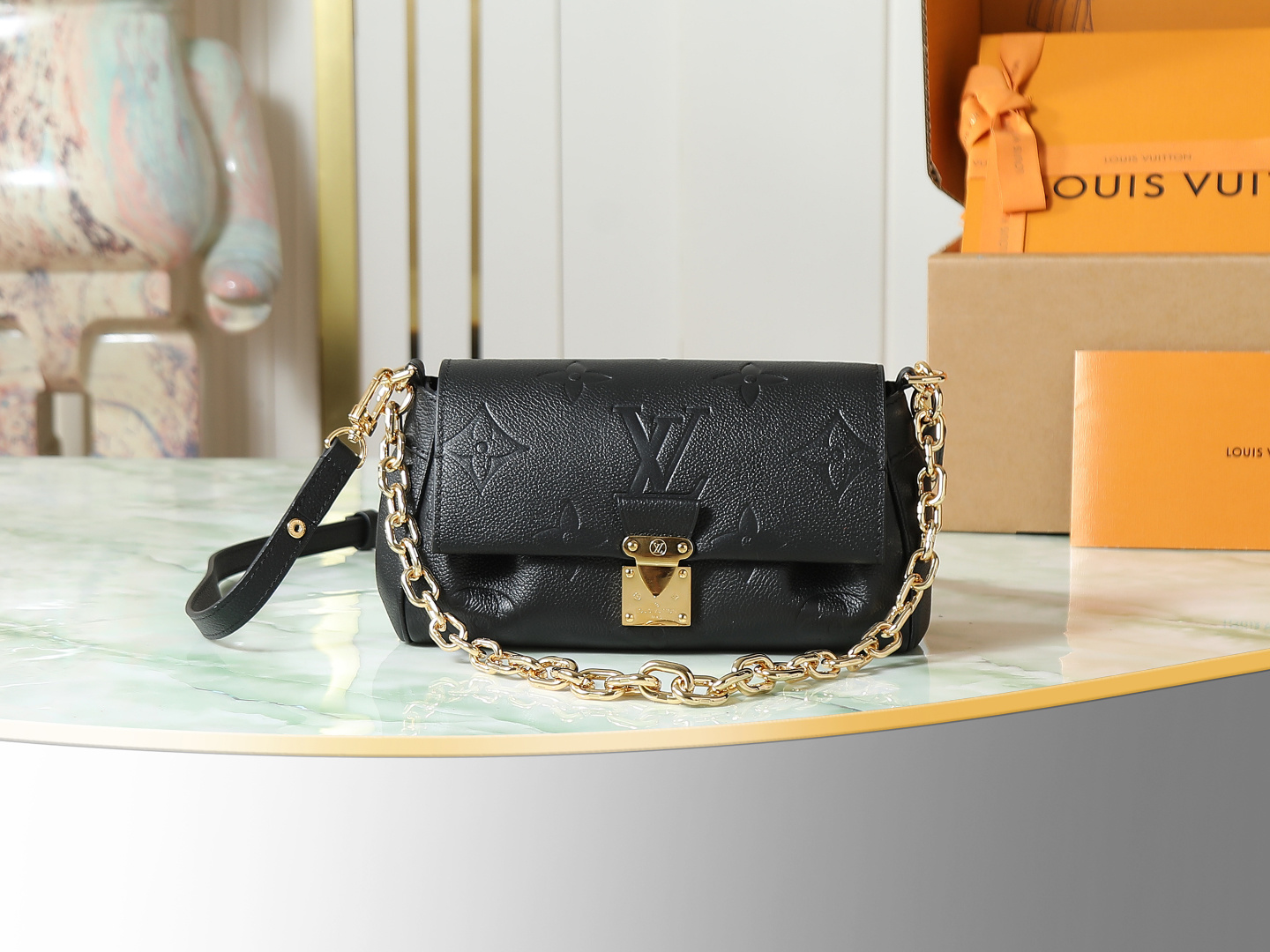P640 [Pedido original superior, toma real exclusiva] M45813 Serie íntegramente en cuero negro El bolso Favorite está he…
