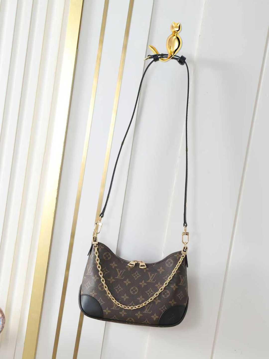 M45831 Bolso pequeño Odeon serie croissant de piel presbicia negro