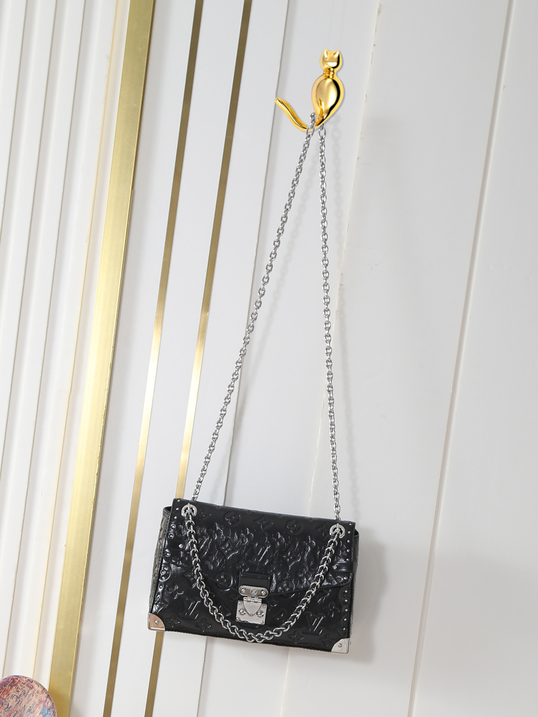 M28137 Bolso de piel encerada negra con cadena grabada en relieve bolso TRUNKIE