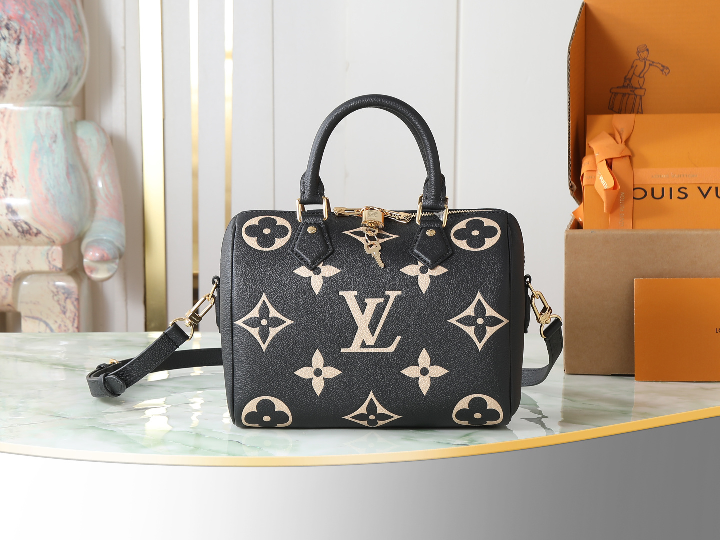 P650 [Pedido original superior, toma real exclusiva] M58947 serigrafía negra, bolso tipo almohada de cuero con relieve,…