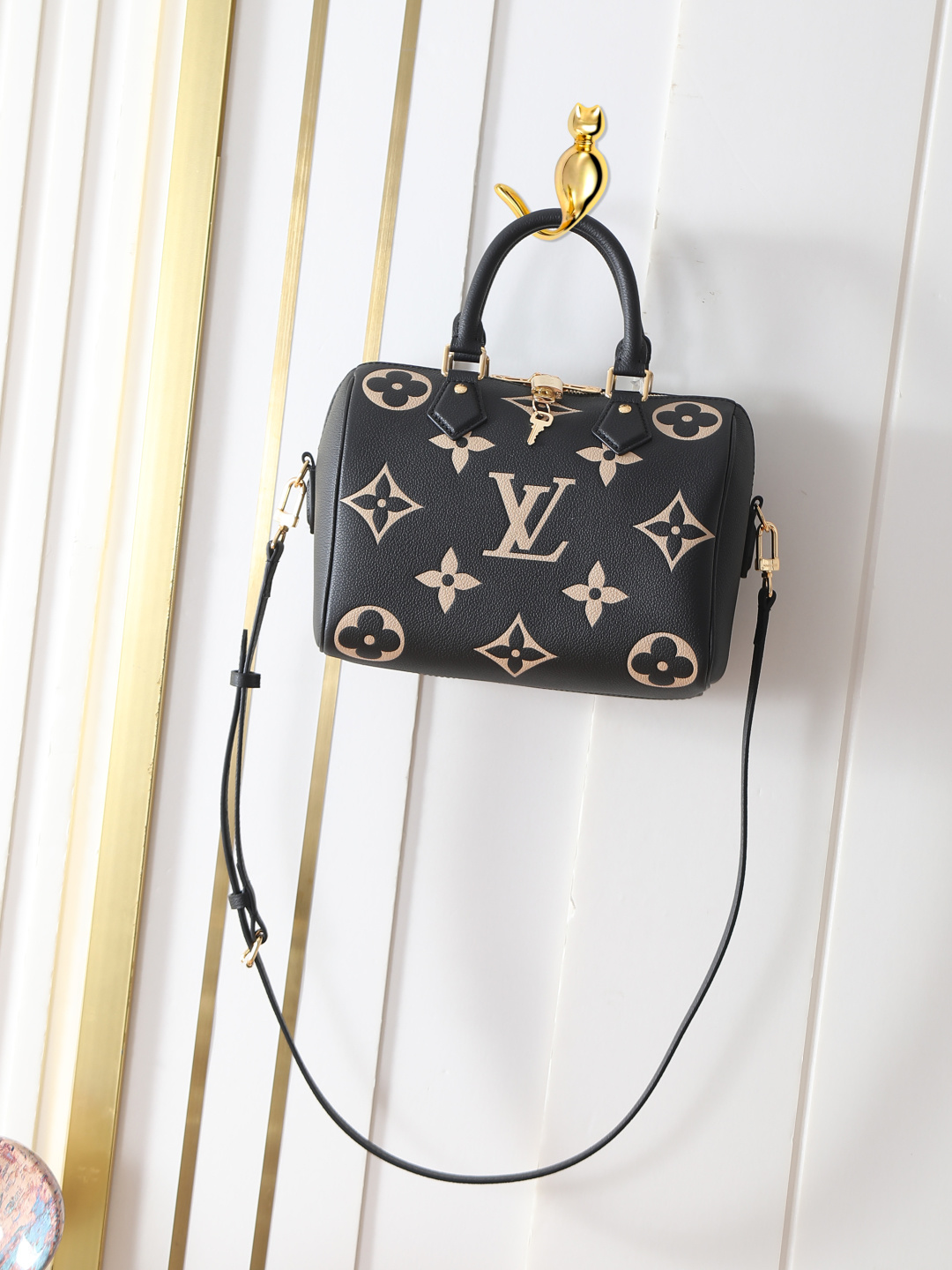 M58947 Bolso tipo almohada soeedy con relieve en piel serigrafiada negra Bolso Speedy Bandoulière 25