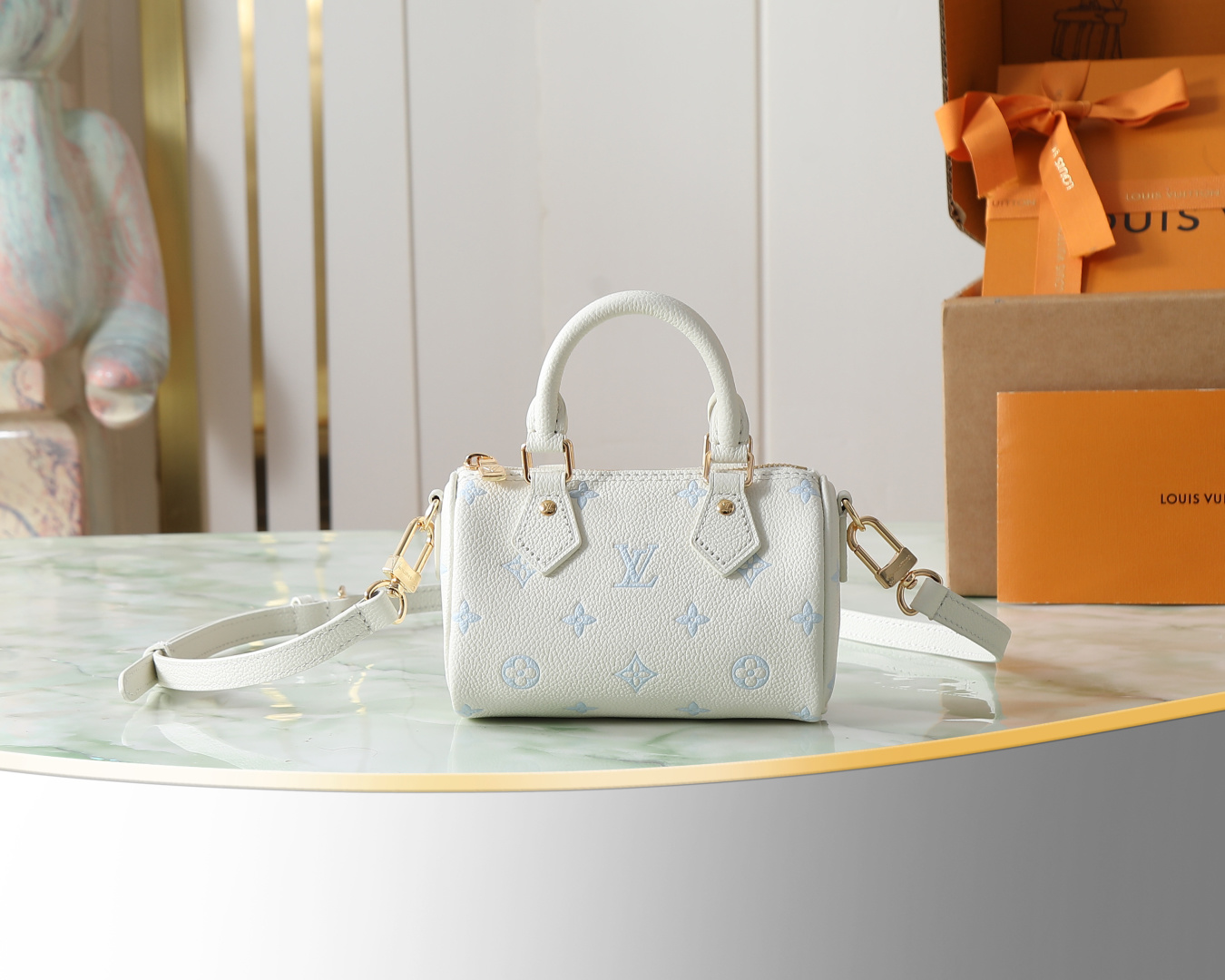 P700【顶级原单 独家实拍】M27702蓝色丝印 NANO SPEEDY 手袋m27702 蓝色/ 丝印(草莓牛奶)与象征Maison的Monogram・amprant ys皮革美丽和谐,以本季特有的双色色调重新诠释的标志性“Nano・Speedy”。用金色的金具装饰的从白天到晚上都很活跃的这件物品,通过2个手柄和可拆卸的带子,可以享受丰富多彩的握持方式。可以收纳小钱包等日常必备物品,具备充足空间的内部装修也很有魅力。尺寸:16 x 10 x 7.5厘米(宽x高x边)