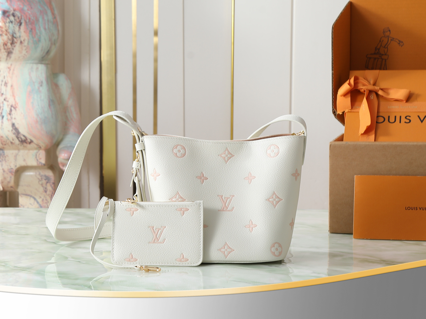 P800【顶级原单 顶级原单】M28315粉色丝印 全皮水桶包 All in bb 手袋 M13480 m27570 绿色/丝印 m28315 粉色/ 丝印 以充满玩味的乳白色和绿色为特征，为日常装束增添了随意的存在感的“All In BB”。标志性的Monogram・Amplant  ys皮革上装饰着明亮的金色金具，给人一种精致的印象。梅森的签名装饰性名牌和挂锁（锁），是对路易威登传统行李的赞美。可以充分容纳必需品的尺寸，是可以享受丰富多彩的造型的包。尺寸：16 x 18 x 12厘米 （宽x高x边）