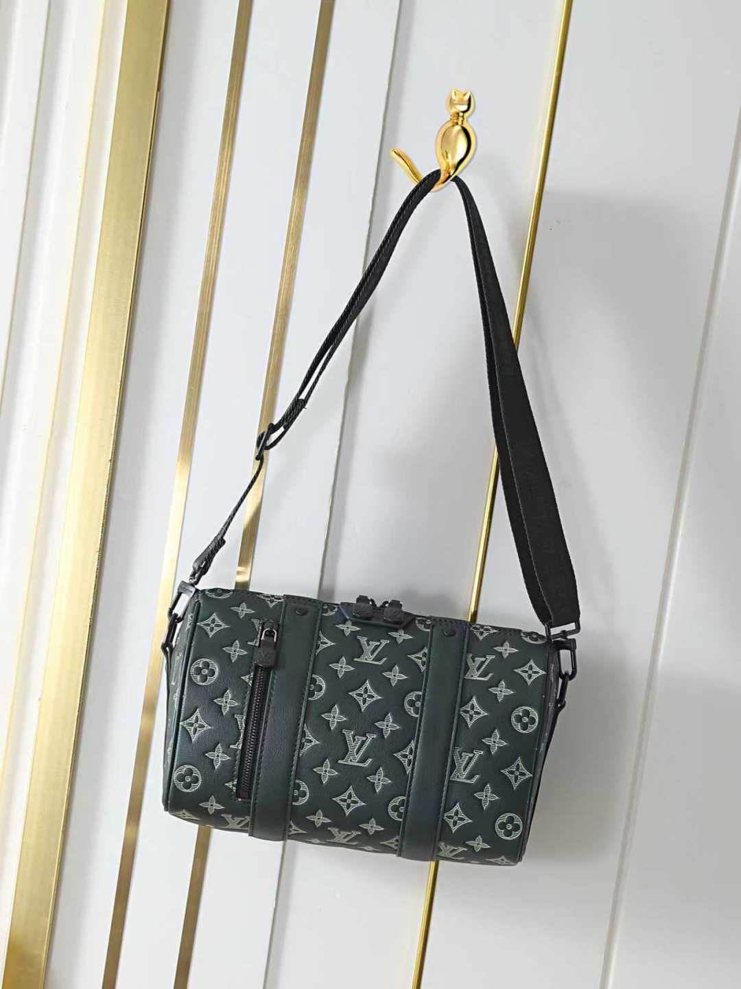 M27184 Bolso de hombre con relieve de cuero verde, bolso tipo almohada, bolso City Keepall