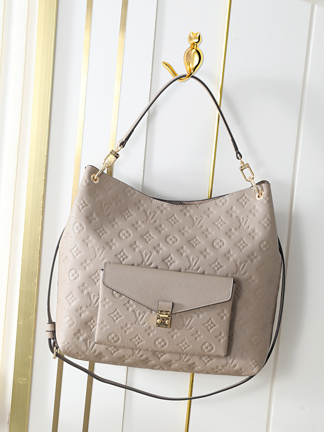 M27937 Bolso de hombro Hobo Metis color albaricoque (en relieve)