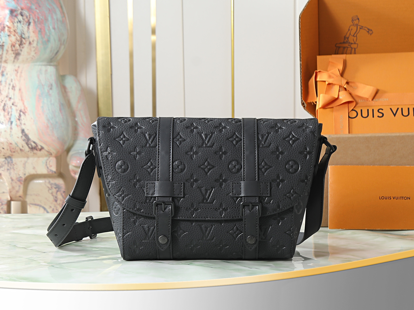 P660 [Pedido original superior, toma real exclusiva] El bolso mensajero Christopher negro M28324 (en relieve) está hech…