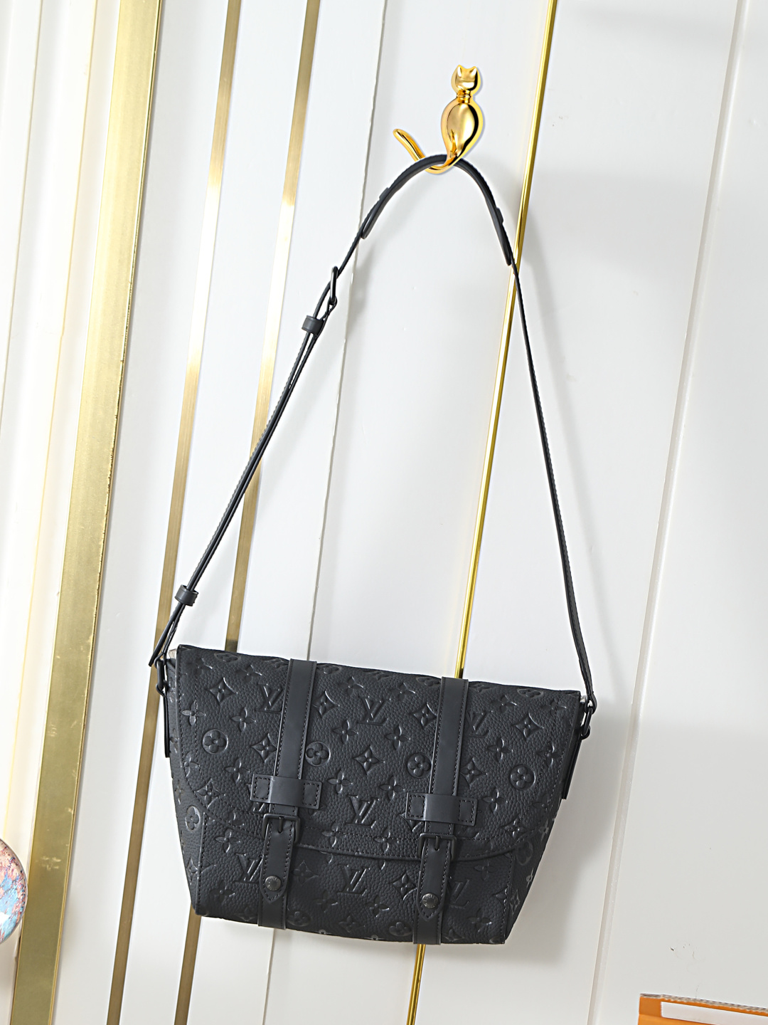 M28324 Bolso bandolera para hombre íntegramente en piel grabada Christopher bolso bandolera Christopher