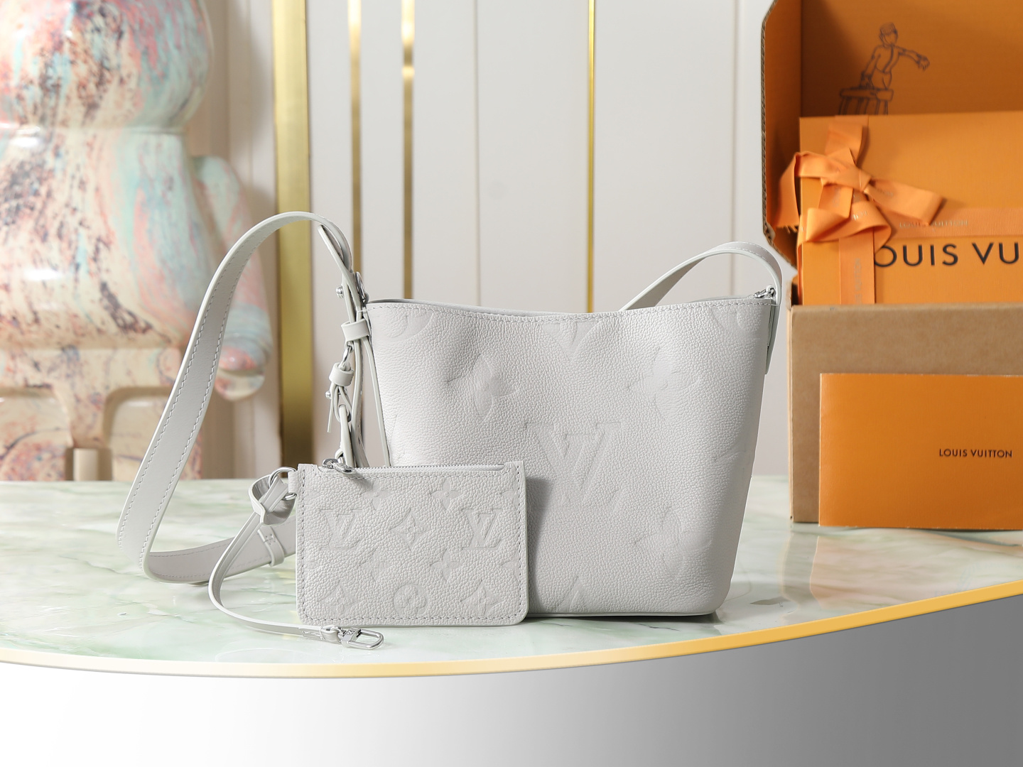 P600 [Pedido original superior, toma real exclusiva] M28342 Bolso tipo bombonera de cuero gris claro Bolso tipo bombone…