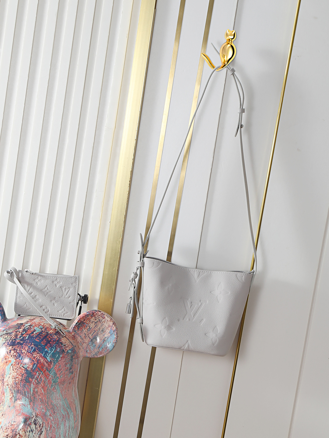 M28342 Bolso tipo bombonera de piel con relieve gris claro Bolso tipo bombonera ALL IN BB