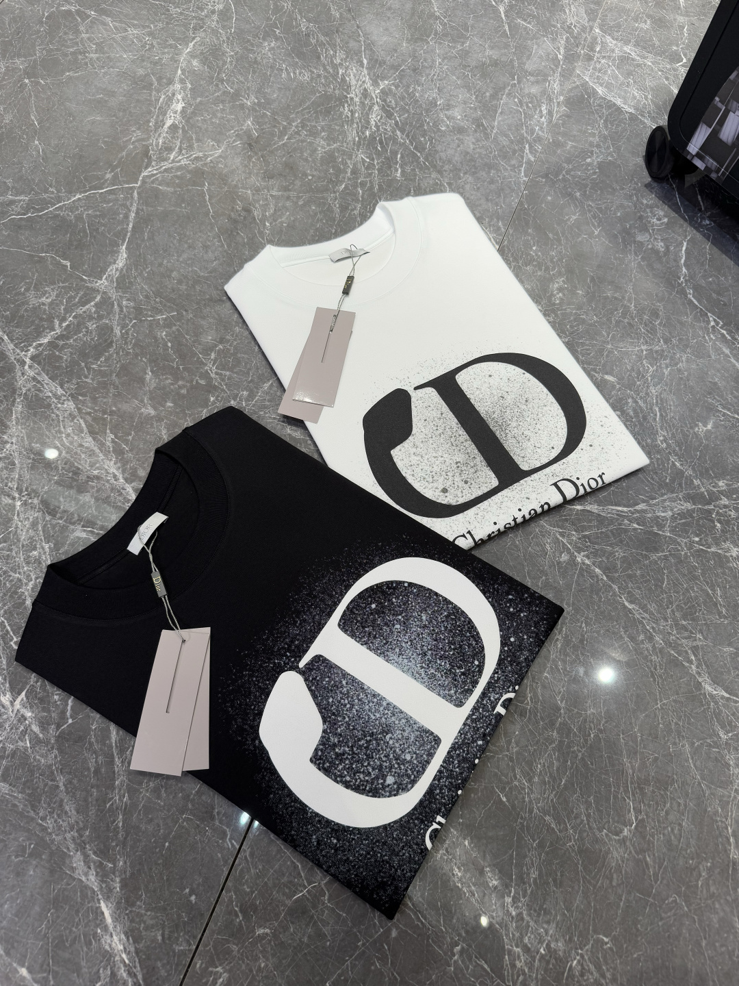 NO:416922,DIOR 25SS spring and summer new T-shirt!  The latest short-sleeved round-neck T-shirt in the first counter, high-end customization, avant-garde and fashionable design!  Colorful ink splash design, high-end customized mercerated cloud cotton fabric. It feels soft and comfortable to wear. The counter-level exquisite car line is fine. The workmanship is exquisite. The upper body effect is invincible and handsome!  A must-have item for handsome men!  Color black white Number M-3XL,,dior,T-shirt,tees,t-shirt,alexander wang19860909DIOR 25SS春夏新品T恤！首发专柜最新款短袖圆领T恤 高端订制 设计前卫时尚！彩色泼墨设计 高端定制丝光云朵棉面料.手感柔软.穿着舒适.专柜级别精致车线.做工精细.上身效果无敌帅气！型男必备单品！ 颜色黑色 白色 码数M-3XL,,dior,T-shirt,tees，t-shirt,alexander wang,Men's clothing