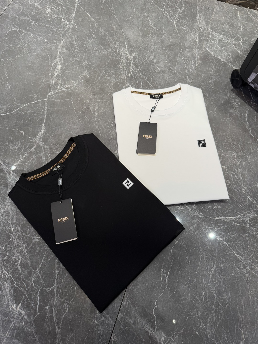 NO:416929,FEND*I 25SS Spring and Summer New T-shirt!  The latest short-sleeved round-neck T-shirt in the first counter, high-end customization, avant-garde and fashionable design!  Classic FF embroidery design, high-end customized mercerated cloud cotton fabric. It feels soft and comfortable to wear. The counter-level exquisite car line is fine. The workmanship is invincible and handsome!  A must-have item for handsome men!  Color black white Number M-3XL, fendi, T-shirt,tees, t-shirt,alexander wang19860909FEND*I 25SS春夏新品T恤！首发专柜最新款短袖圆领T恤 高端订制 设计前卫时尚！经典FF刺绣设计 高端定制丝光云朵棉面料.手感柔软.穿着舒适.专柜级别精致车线.做工精细.上身效果无敌帅气！型男必备单品！ 颜色黑色 白色 码数M-3XL,,fendi,T-shirt,tees，t-shirt,alexander wang,Men's clothing