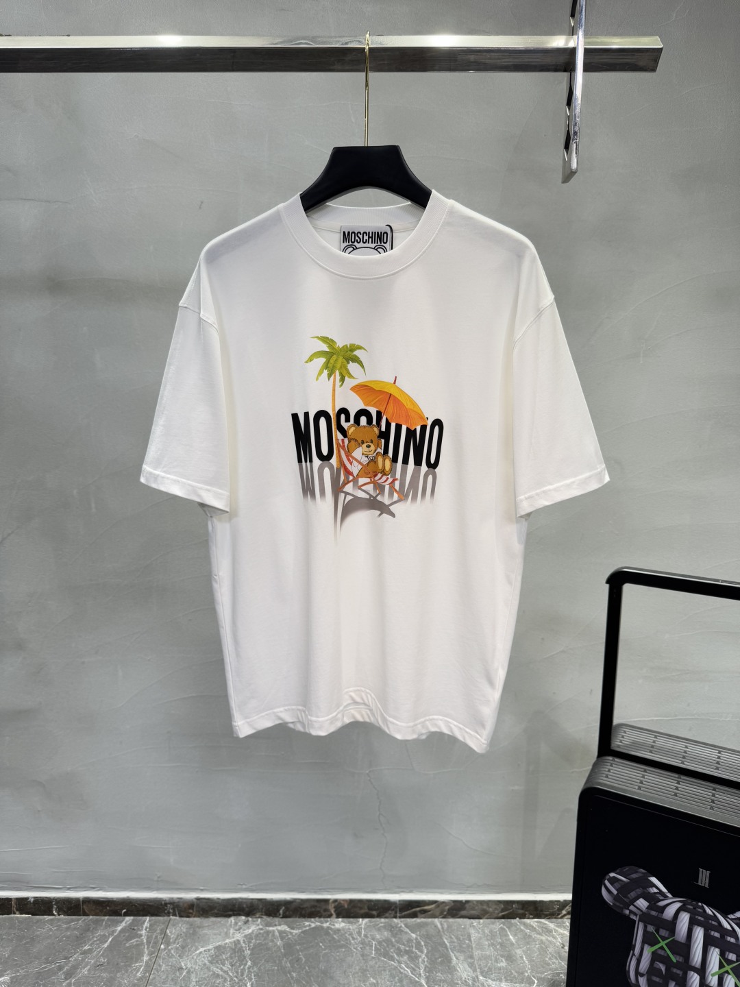 Moschino Street Style Cotton T-Shirt: Graphic Prints, Soft Cotton, Various Colors - 图片 3