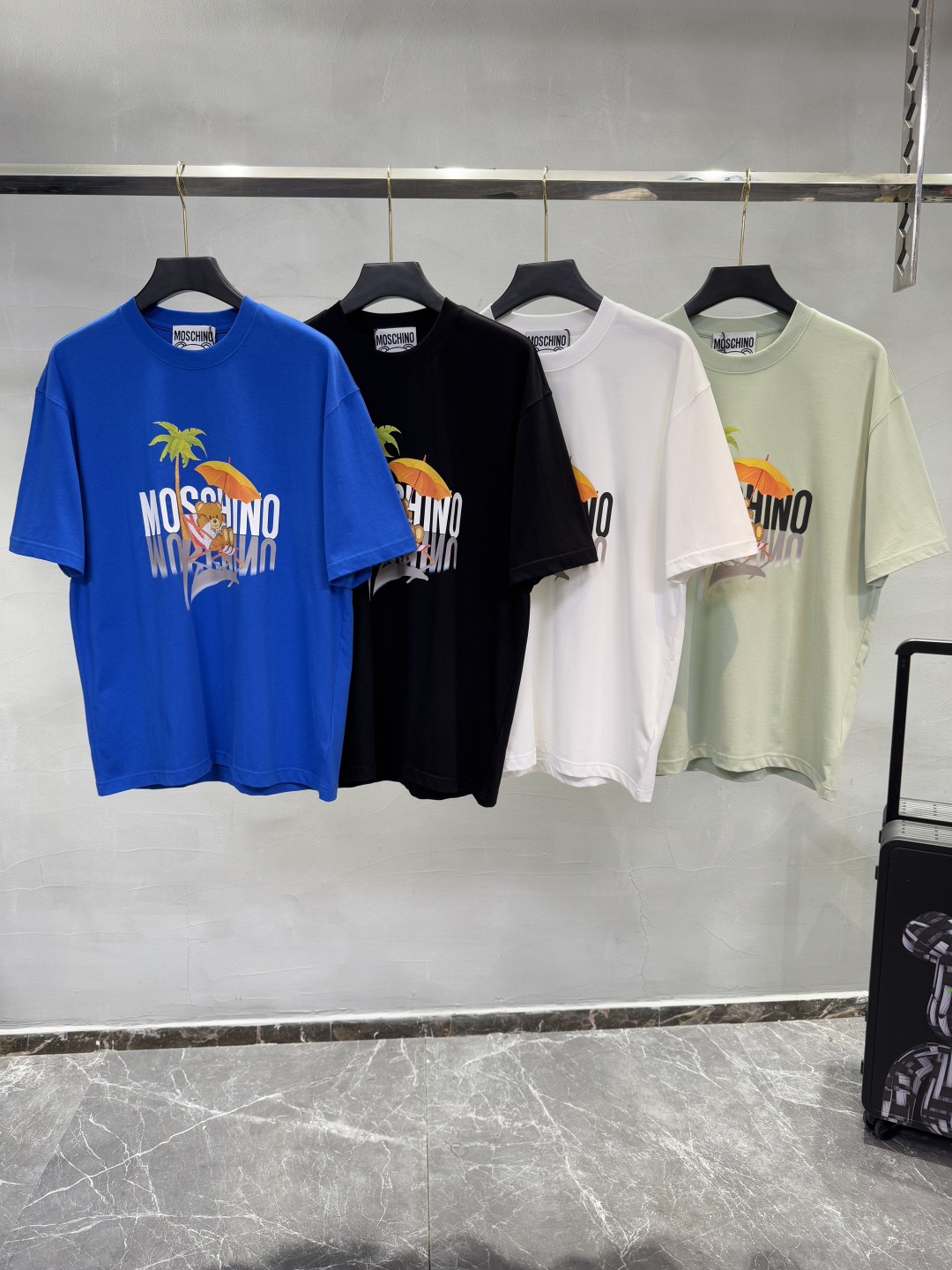 Moschino Street Style Cotton T-Shirt: Graphic Prints, Soft Cotton, Various Colors - 图片 2