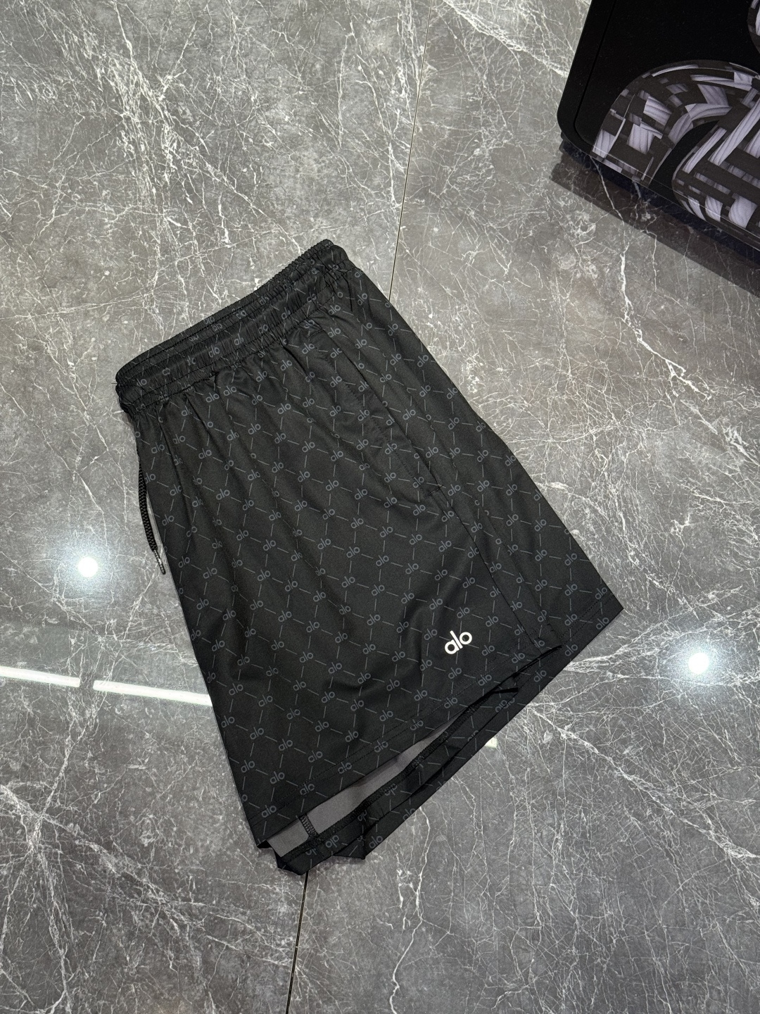 NO:427355,Shorts Alo 25SS new summer five-point shorts!  Recommended quick-drying fabric original list ~ simple and clean style recommendation!  Select comfortable, silky and four-sided elastic fabrics. Three-dimensional cutting and comfortable look. Customized original hardware. The logo is classic and restrained and stylish. The style is still basic and comprehensive. The upper body is crisp and stylish. The upper body has excellent effect!  !  !  Color black. Number of code M-3XL (175/140 jin recommended L), shorts, alexander wang19860909短裤 Alo 25SS新款夏季五分短裤！速干面料原单推荐～简单干净款式推荐！精选舒适丝滑四面弹力面料.立体裁剪舒适感看看.定制原版五金.标志logo经典内敛有格调,版型上依旧是基础合体剪裁 上身挺括有型.上身效果绝佳！！！ 颜色黑色. 码数M-3XL（175/140斤建议L）,,shorts,alexander wang,Men's clothing