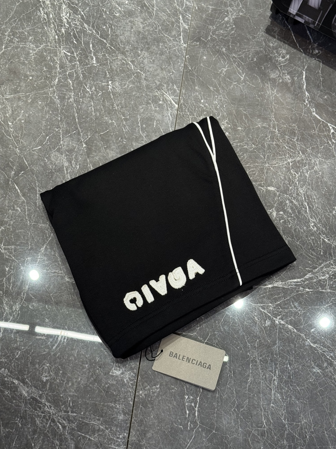 NO:427350,Balenciag*a 25SS summer new elastic strap casual shorts, customized fabric, breathable and comfortable, impeccable details, brand element design concept, reflecting high quality. It feels delicate and soft!  It is casually cut, with a great upper body style!  S-XL. Color black.,,balenciaga,shorts,alexander wang19860909Balenciag*a 25SS夏季新款松紧带休闲短裤,定制面料 透气舒适度高,细节无可挑剔,品牌元素设计理念,体现高品质.手感细腻柔软！呈现休闲裁剪,上身版型超赞！ 码数S-XL. 颜色黑色.,,balenciaga,shorts,alexander wang,Men's clothing