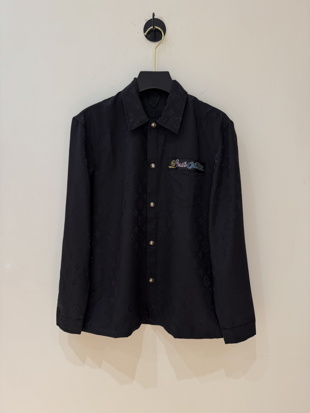 NO:456217,Donkey 25SS jacket rhinestone logo presbyterian black silk shirt jacket This black silk shirt jacket is decorated with a Monogram woven pattern in the same color scheme, with exquisite cloud pattern finish. The chest pocket is decorated with rhinestone Louis Vuitton logo and the back is decorated with L.Vuitton brand logo details. This elegant work is loose in color black. Size S-XL.,,louis vuitton,louis vuitton,jackets & coats,jackets & coats,shirts,real silk,alexander wang19860909驴牌 25SS外套水钻标志老花黑色真丝衬衫夹克 这款黑色真丝衬衫夹克饰有同系配色Monogram梭织图案,饰有精致的云纹饰面.胸袋饰有水钻路易威登标志,背面饰有 L.Vuitton品牌标志细节.这款优雅的作品,宽松的版型 颜色黑色. 尺码S-XL.,,louis vuitton,louis vuitton,jackets & coats,jackets & coats,shirts,real silk,alexander wang,Men's clothing