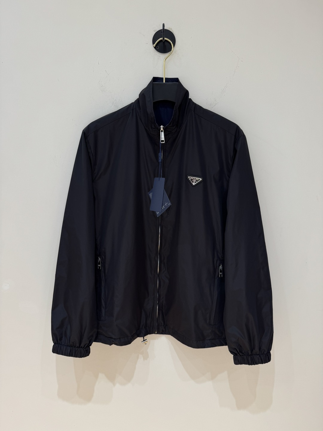 NO:450416,PRADA Prada 25SS new product. Double-sided two-wear jacket. Original recommended custom-made brilliant original parachute fabric. It is delicate and smooth. The iconic enamel triangular metal logo embellishes. It highlights the elegance and nobility of the brand. It integrates the zippered fashion elements. It is casual but not loses the style. Elegant but not loses the fashion. Fashionable and versatile single product. It blooms unique brilliance. It uses imported special aircraft infrared positioning 'Prad triangle mark' with more accurate positioning, firm and solid. Original hardware zipper accessories. Color black and blue double-sided. S-2XL (175/140 jin recommended M),, prada, prada, jackets & coats, alexander wang19860909PRADA 普拉达25SS新品.双面两穿夹克.原单推荐定制璀璨原版降落伞面料.细腻柔滑.标志性涂珐琅三角形金属徽标点缀.彰显品牌的优雅与高贵 加以拉链时尚元素融为一体.随性而不失格调.优雅而不失时尚.时尚百搭单品.绽放独特光芒 采用进口专机红外线定位“Prad三角标” 位置更为精准,牢固结实.原版五金拉锁辅料. 颜色黑蓝双面. 码数S-2XL（175/140斤建议M）,,prada,prada,jackets & coats,alexander wang,Men's clothing