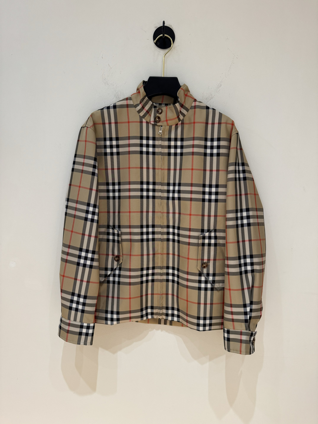 NO:456212,BBR 25SS new jacket jacket. Stand collar button design. Fashionable and handsome. It uses custom nylon fabric, windproof and rainproof, breathable, wrinkle-resistant and stylish, soft and skin-friendly; hooded stand-up collar design, handsome and fashionable; classic knight's logo on the chest, extremely recognizable; benchmark plaid lining, full of high-end sense; a jacket suitable for wearing in various occasions. Color striped plaid. S-XXL.,, jackets & coats, jackets & coats,hats,alexander wang19860909BBR 25SS新款夹克外套.立领纽扣设计.时尚帅气.采用定制尼龙面料,防风防雨一透气,抗皱有型,软糯亲肤；连帽立领设计,帅气时尚；胸前经典骑士标,辨识度极高；对标格子内衬,高级感满满；一款适合多种场合穿搭的外套. 颜色条纹格子. 码数S-XXL.,,jackets & coats,jackets & coats,hats,alexander wang,Men's clothing