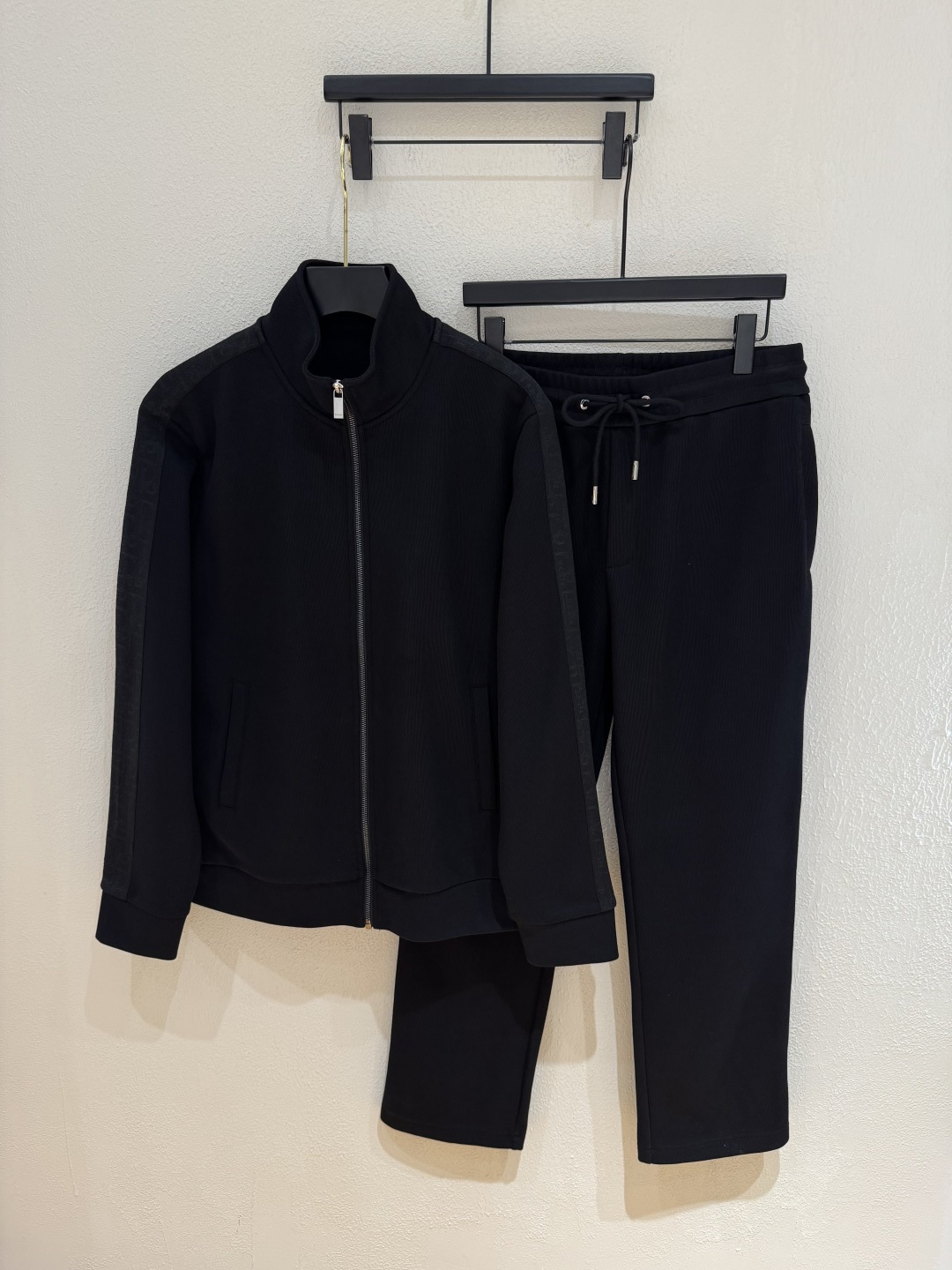 NO:526614,【DIOR.】2025 early autumn new casual set!  The counter is synchronized. The details are exquisite and high-end, and the brand L webbing is full of high-end feeling. It is more youthful and energetic. Customized high-end fabrics are crisp and stylish on the upper body, comfortable and not tight. The customized metal logo zipper is very classy, ​​and the fixed threads are colorless and do not deform. The clean and neat tailoring is full of urban style, and it is good to wear it. The first choice for high-end fashion and fashionable people, and the upper body effect is super good!  Code number M-3XL (one set is sold without selling), dior, alexander wang19860909【DIOR.】2025早秋新款休闲套装！专柜同步.细节精致高级,品牌l织带高级感满满.更显年轻活力,定制高端面料,上身挺括有型,舒适不紧绷.定制金属logo拉链非常有档次,定织螺纹无色差不变形.干净利落的剪裁都市风十足,穿上心情就好,高端潮流时尚人士首选,上身效果超级好看！码数M-3XL（一套出不拆卖）,,dior,alexander wang,Men's clothing