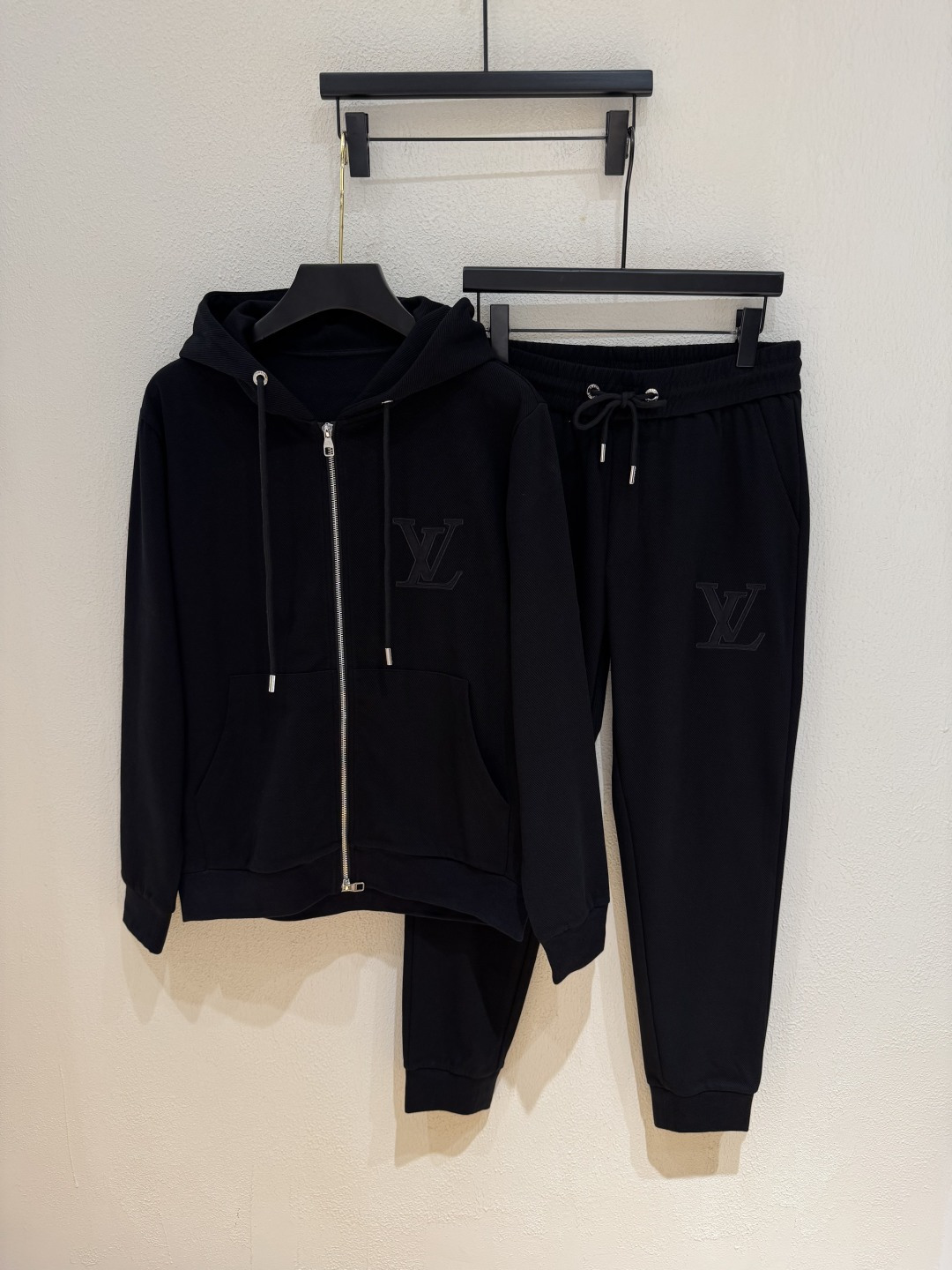 NO:526612,【1V.】2025 early autumn new set!  Top version of trading company channel orders, exclusive limited overseas products, classics are eternal, and the purchase is absolutely worth it!  This type of suit is also a must-have for lazy people. You don’t have to think about how to match it, just do it easily!  Custom-made fabrics are provided with smooth touch, but they are crisp and stylish, with a full texture on the upper body!  The overall style is simple and generous without losing style, with a strong sense of upper body, absolutely at the forefront of fashion, very comfortable to wear, no need to say much about the trousers style and cutting, the upper body is exquisite and vivid, and the truly palace-level casual trousers can be competent for various occasions whether they are sports or casual, and they are not sold. Size M—XXXL, alexander wang19860909【1V.】2025早秋新款套装！顶级版本贸易公司渠道订单,海外精品独家限定发售,经典即永恒,入手绝对值的！这种类型的套装也是懒人必备的一套,不用想怎么搭配,直接一套轻松搞定！客供定制面料,触感顺滑,却又挺括有型,上身质感十足！ 整体简洁大方而不失格调,上身感极强,绝对走在时尚最前端,穿着非常舒适,裤型款式和裁剪亦无需多言,上身精致跃然,真正殿堂级的休闲卫裤,无论是运动还是休闲时候都能胜任各种场合,不拆卖 尺码M—XXXL,,alexander wang,Men's clothing