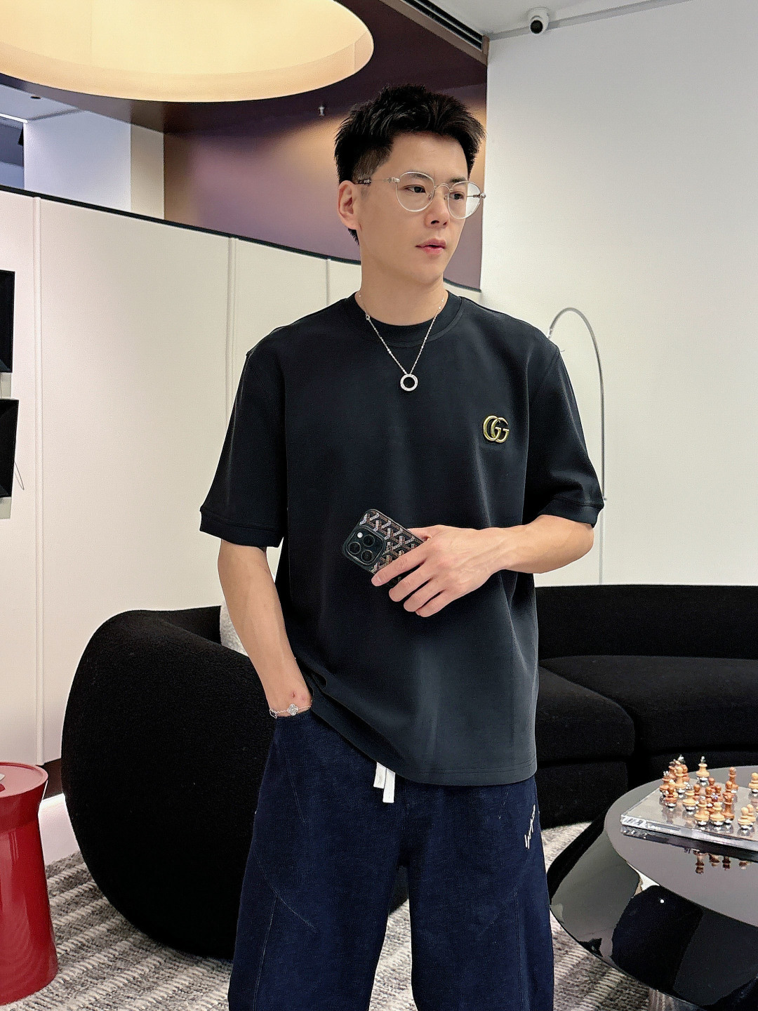 NO:594772,GUCC 25ss new round neck short-sleeved T-shirt, thin velvet, super comfortable fabric!  The first best product for autumn and winter base layering. Exquisite original hardware on the chest. Low-key, highlighting the brand’s luxurious style. The clean version of the basic model is recommended!  This short TEE is made of pure cotton composite velvet fabric, which is soft and waxy to the touch, and is extremely comfortable and skin-friendly when worn next to the body!  Chest. Original custom collar label. Slim-fitting basic cut is the preferred color for most men. Washed gray and white. Size M-319860909GUCC 25ss新款圆领短袖T恤,加薄绒款,面料超级舒服！秋冬打底首先佳品.胸口精致驴原版五金.低调彰显出品牌奢华风格.基础款净版推荐！此款短TEE甄选纯棉复合加绒面料,触感软糯,贴身穿着极致舒适亲肤！胸口.领标原版定制.修身合体的基础版型裁剪为多数男性的搭配首选颜色水洗灰.白色.码数M-3XL（/140斤建议L）,,gucci,louis vuitton,T-shirt,tees，t-shirt,alexander wang,Men's clothing