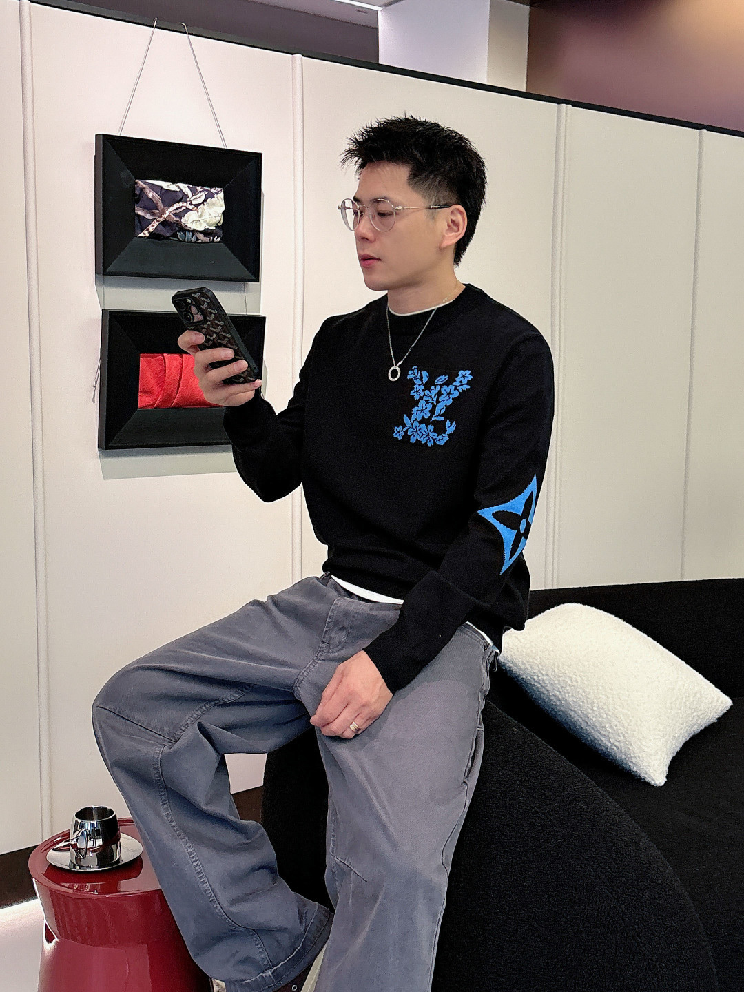 NO:594790,Donkey brand 25ss new pullover sweater. The blue oval jacquard logo on the chest is very recognizable, and the back corresponds to the brand letter logo. The same jacquard craftsmanship. Simple and fashionable! Wool blended fabric. Soft and comfortable, just perfect for autumn and winter. Loose fit, strong tolerance, it is OK to match jeans or casual pants, and can be worn for commuting and casual wear. Classic logo design, highlighting the brand identity, a must-have for fashion lovers! European sizes S-XL (/145 pounds recommended M),, louis  vuitton,jeans,alexander wang19860909驴牌 25ss新款套头羊毛衫.胸前蓝色椭圆提花Logo超有辨识度,后背相应品牌字母标识.同样提花工艺.简约又时髦!羊毛混纺面料.柔软舒适,秋冬穿刚刚好.宽松版型,包容性强,搭配牛仔裤或休闲裤都很OK,通勤休闲都能穿计.经典Logo设计,彰显品牌身份,时尚爱好者必入! 欧码S-XL（/145斤建议M）,,louis vuitton,jeans,alexander wang,Men's clothing