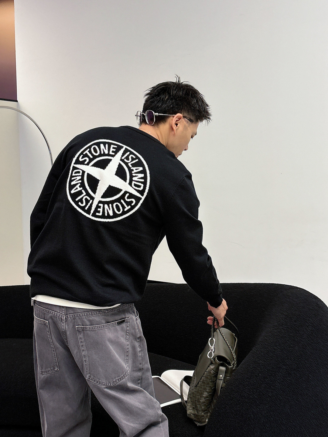 NO:594789,CD&Stone Island 25ss new pullover sweater. The blue oval jacquard logo on the chest is very recognizable, and the back corresponds to the brand letter logo. The same jacquard craftsmanship. Simple and fashionable! Wool blended fabric. Soft and comfortable, just right for autumn and winter. Loose fit, strong tolerance, it is OK to match jeans or casual pants, and can be worn for commuting and leisure. The classic logo design highlights the brand identity, a must-have for fashion lovers!  European size S-XL (/145 pounds recommended M),,jeans,alexander wang19860909CD&石头岛 25ss新款套头羊毛衫.胸前蓝色椭圆提花Logo超有辨识度,后背相应品牌字母标识.同样提花工艺.简约又时髦!羊毛混纺面料.柔软舒适,秋冬穿刚刚好.宽松版型,包容性强,搭配牛仔裤或休闲裤都很OK,通勤休闲都能穿计.经典Logo设计,彰显品牌身份,时尚爱好者必入! 欧码S-XL（/145斤建议M）,,jeans,alexander wang,Men's clothing