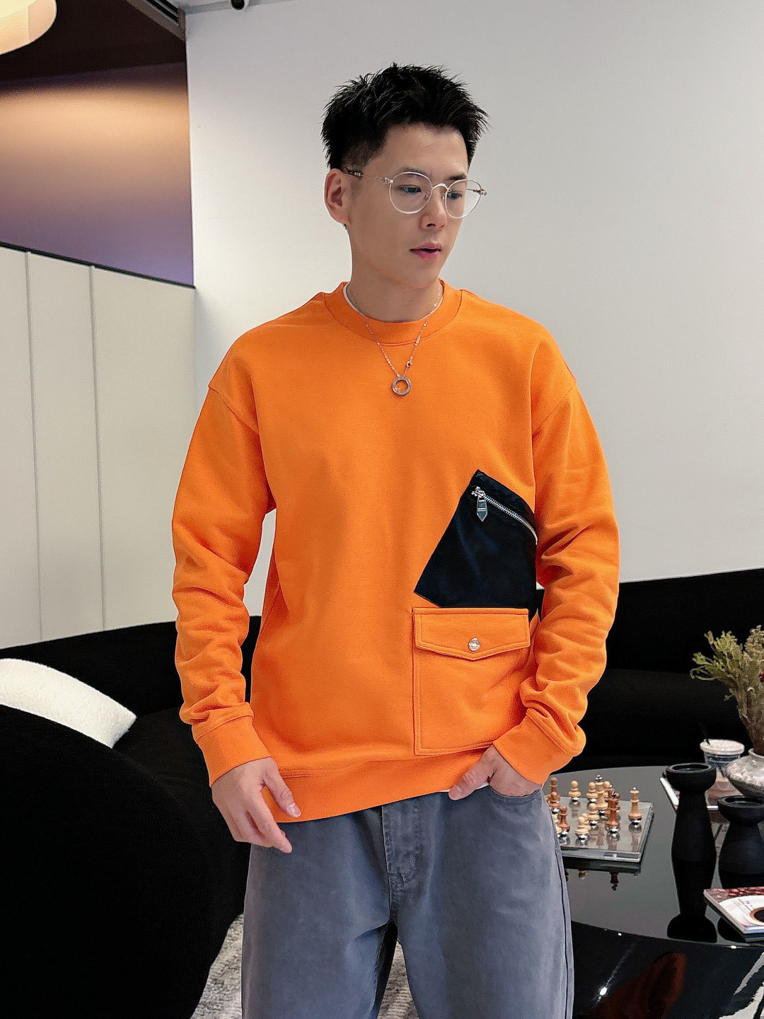 NO:594776,Hermès 25ss new sweatshirt!  The latest splicing pocket graphics. The theme is presented with geometric leather craftsmanship. The original hardware zipper is very bright. The details highlight the texture. The overall design is fashionable and gives a modern and fitted tailoring. The collar slightly fits the neck, making the overall upper body more youthful and fashionable. It is made of comfortable woolen coil material. The upper body is comfortable and warm. It looks high-end and has a good crisp feeling at the same time!  Color black. Orange. European size S-XL (/145 pounds recommended M), hermes, hoodie, sweatshirts, alexander wang19860909爱马仕 25ss新款卫衣！最新拼接口袋图形.以几何拼皮的工艺呈现主题 .原版五金拉链很有亮点.细节上凸显质感.整体设计上身时尚而赋予现代气息感合体的剪裁,领口微微贴合颈部,让整体上身更显年轻时尚 ,采用舒适毛线圈材质,上身舒适保暖 ,显高档的同时又有很好挺括感 ！颜色黑色.橘色.欧码S-XL（/145斤建议M）,,hermes,hoodie,sweatshirts,alexander wang,Men's clothing