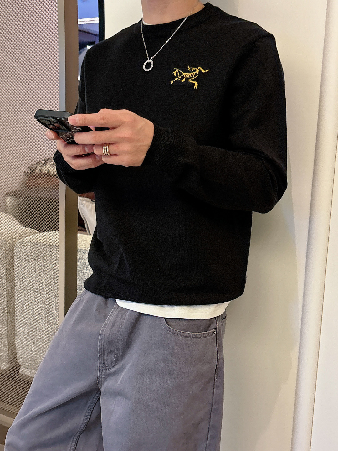 NO:594788,Arc'teryx 25ss new pullover woolen sweater. The logo on the front of the chest is very recognizable, and the brand letter logo on the back. The same jacquard craftsmanship. Simple and fashionable! Wool blended fabric. Soft and comfortable, just right for autumn and winter. Loose fit, strong tolerance, it is OK to match jeans or casual pants, and can be worn for commuting and leisure. The classic logo design highlights the brand identity, a must-have for fashion lovers!  European size S-XL (/145 pounds recommended M), arc'teryx, jeans, alexander wang19860909始祖鸟 25ss新款套头羊毛衫.胸前提花Logo超有辨识度,后背相应品牌字母标识.同样提花工艺.简约又时髦!羊毛混纺面料.柔软舒适,秋冬穿刚刚好.宽松版型,包容性强,搭配牛仔裤或休闲裤都很OK,通勤休闲都能穿计.经典Logo设计,彰显品牌身份,时尚爱好者必入! 欧码S-XL（/145斤建议M）,arc'teryx,jeans,alexander wang,Men's clothing