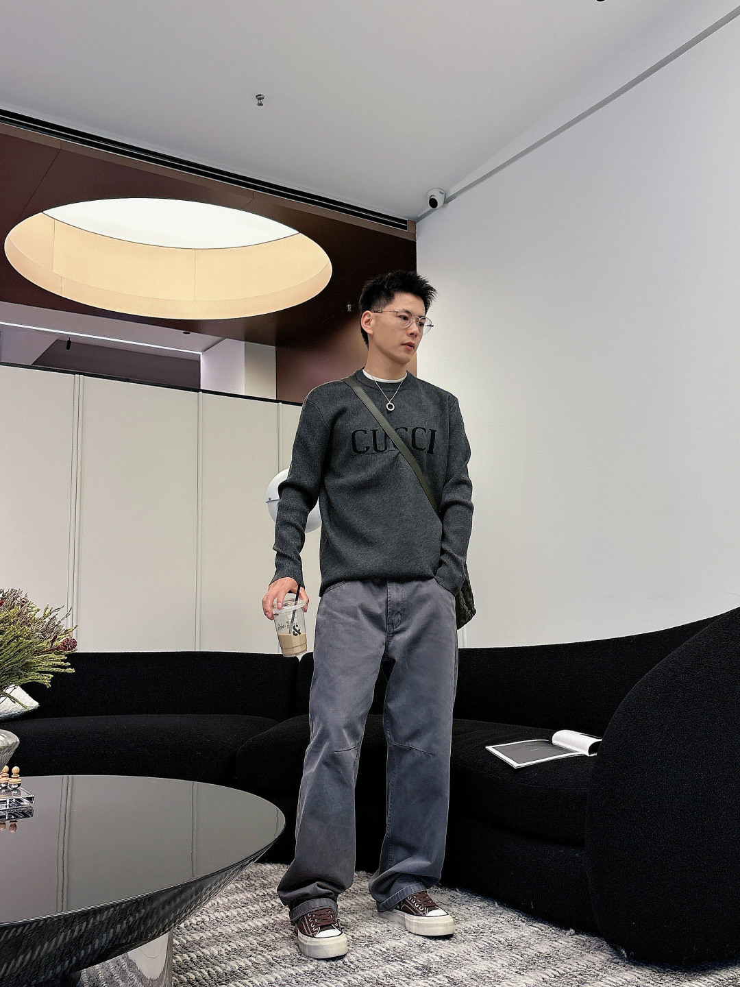 NO:594778,GUCC 25ss new pullover sweater. The embroidered letters on the front of the chest are very recognizable, and the back corresponds to the brand letter logo. The same jacquard craftsmanship. Simple and fashionable! Wool blended fabric. Soft and comfortable, just right for autumn and winter. Loose fit, strong tolerance, it is OK to match jeans or casual pants, and can be worn for commuting and leisure. Classic logo design, highlighting the brand identity, a must-have for fashion lovers!  European size S-XL (/145 pounds recommended M),,gucci,jeans,alexander wang19860909GUCC 25ss新款套头羊毛衫. 胸前提花字母超有辨识度,后背相应品牌字母标识.同样提花工艺.简约又时髦!羊毛混纺面料.柔软舒适,秋冬穿刚刚好.宽松版型,包容性强,搭配牛仔裤或休闲裤都很OK,通勤休闲都能穿计.经典Logo设计,彰显品牌身份,时尚爱好者必入! 欧码S-XL（/145斤建议M）,,gucci,jeans,alexander wang,Men's clothing