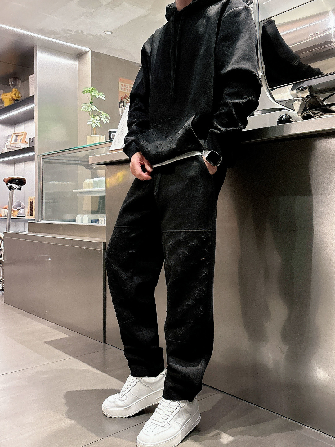 NO:594794,Hood, pants, donkey brand 25ss new autumn and winter trendy brand casual suit!  The custom-made fabric is Monogram presbyopia, and the splicing design is full of brand sense! Three-dimensional tailoring. The drawstring waistband is comfortable and practical, suitable for daily leisure or light sports. The trouser legs are spliced ​​with presbyopic patterns, with exquisite details, and a low-key luxury design. Pair it with a sweater or a simple T-shirt of the same series, and you can easily get a high-end look! Recommended by the original!  All three labels are included. Color is black. Gray. European sizes S-XL (/145 pounds recommended: M), Louis Vuitton, hoodie, sweatshirts, tees, t-shirt, hats, alexander wang19860909连帽,裤 驴牌 25ss新款秋冬潮牌休闲套装！定制面料Monogram老花,拼接设计品牌感满满!立体裁剪.抽绳腰头,舒适又实用,日常休闲或轻运动都OK.裤脚老花拼接,细节精致,低调中透着奢华计.搭配同系列卫衣或简约T恤,轻松get高级感穿搭!原单推荐！三标齐.颜色黑色.灰色.欧码S-XL（/145斤建议M）,,louis vuitton,hoodie,sweatshirts,tees，t-shirt,hats,alexander wang,Men's clothing