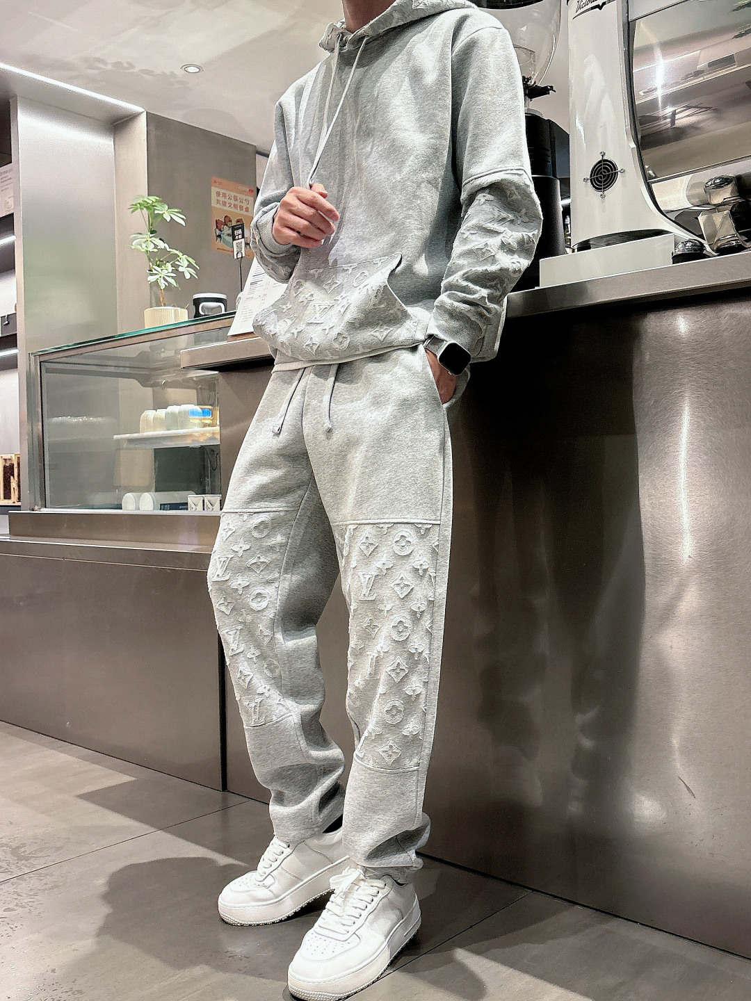 NO:594800,Hood, pants, donkey brand 25ss new autumn and winter trendy brand casual suit!  The custom-made fabric is Monogram presbyopia, and the splicing design is full of brand sense! Three-dimensional tailoring. The drawstring waistband is comfortable and practical, suitable for daily leisure or light sports. The trouser legs are spliced ​​with presbyopic patterns, with exquisite details, and a low-key luxury design. Pair it with a sweater or a simple T-shirt of the same series, and you can easily get a high-end look! Recommended by the original!  All three labels are included. Color is black. Gray. European sizes S-XL (/145 pounds recommended: M), Louis Vuitton, hoodie, sweatshirts, tees, t-shirt, hats, alexander wang19860909连帽,裤 驴牌 25ss新款秋冬潮牌休闲套装！定制面料Monogram老花,拼接设计品牌感满满!立体裁剪.抽绳腰头,舒适又实用,日常休闲或轻运动都OK.裤脚老花拼接,细节精致,低调中透着奢华计.搭配同系列卫衣或简约T恤,轻松get高级感穿搭!原单推荐！三标齐.颜色黑色.灰色.欧码S-XL（/145斤建议M）,,louis vuitton,hoodie,sweatshirts,tees，t-shirt,hats,alexander wang,Men's clothing