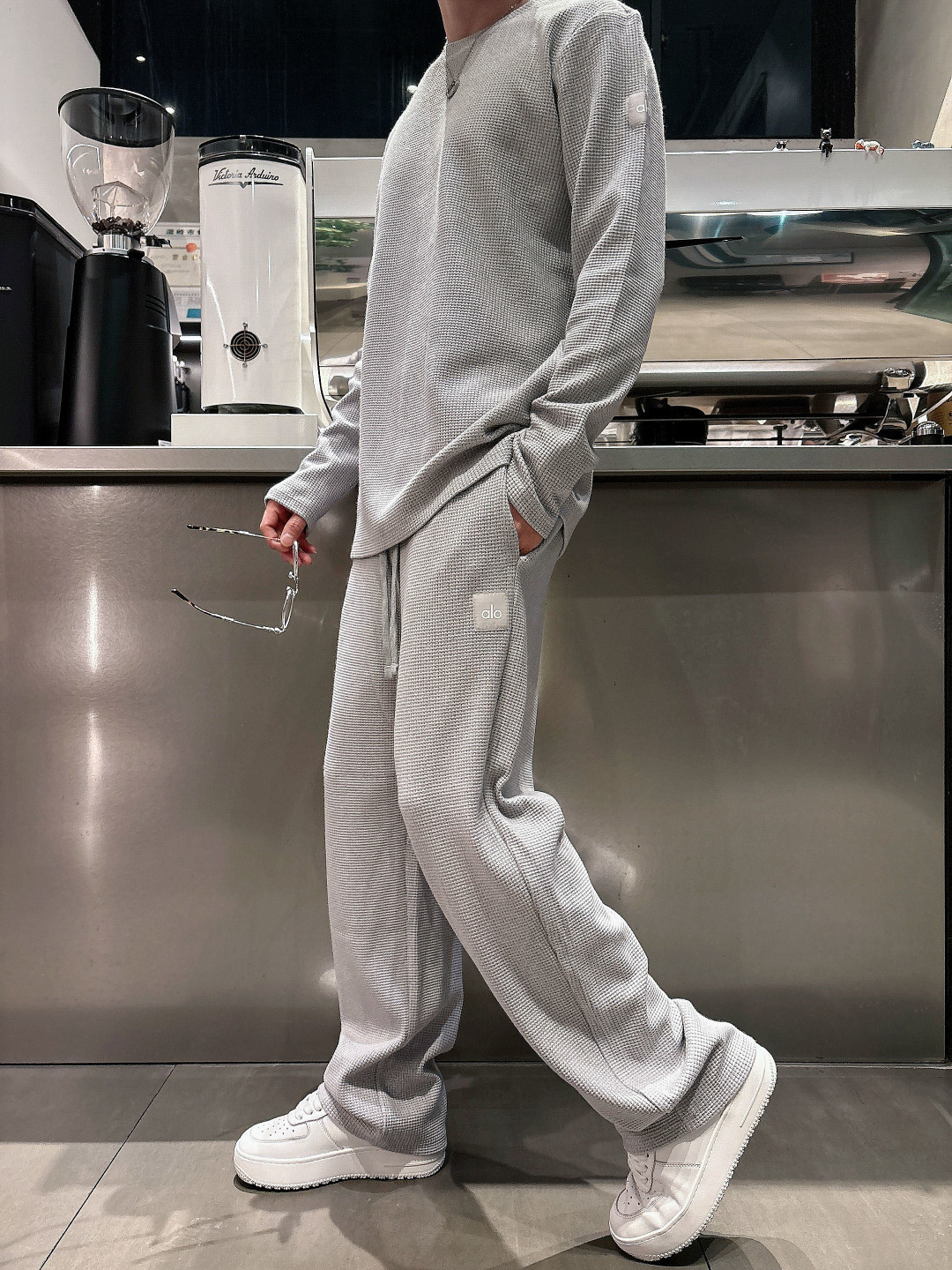 NO:594803,Sweaters, pants ALO 25ss new knitted straight pants, can be matched with suits!  Soft and comfortable, perfect for autumn and winter wear!  Straight-leg tailoring modifies the shape of the legs, slimming and high waist drawstring design, easily adjustable, practical and convenient. The trousers are straight-leg, which is OK to match with sports shoes or casual shoes, and can be worn for daily commuting, home, and light exercise. The light blue has low saturation, is versatile and not picky, and is a must-have for simple style!  European sizes S-XL (L recommended for 145 pounds), sneakers, hoodie, sweatshirts, alexander wang19860909卫衣,裤 ALO 25ss新款针织直筒裤,可搭配套装！柔软舒适,秋冬穿超合适！直筒剪裁修饰腿型,显瘦又显高腰部抽绳设计,松紧随心调节,实用又方便.裤脚直筒,搭配运动鞋或休闲鞋都很OK,日常通勤、居家、轻运动都能穿.浅蓝色低饱和度,百搭不挑人,简约风必备！欧码S-XL（/145斤建议L）,,sneakers,hoodie,sweatshirts,alexander wang,Men's clothing