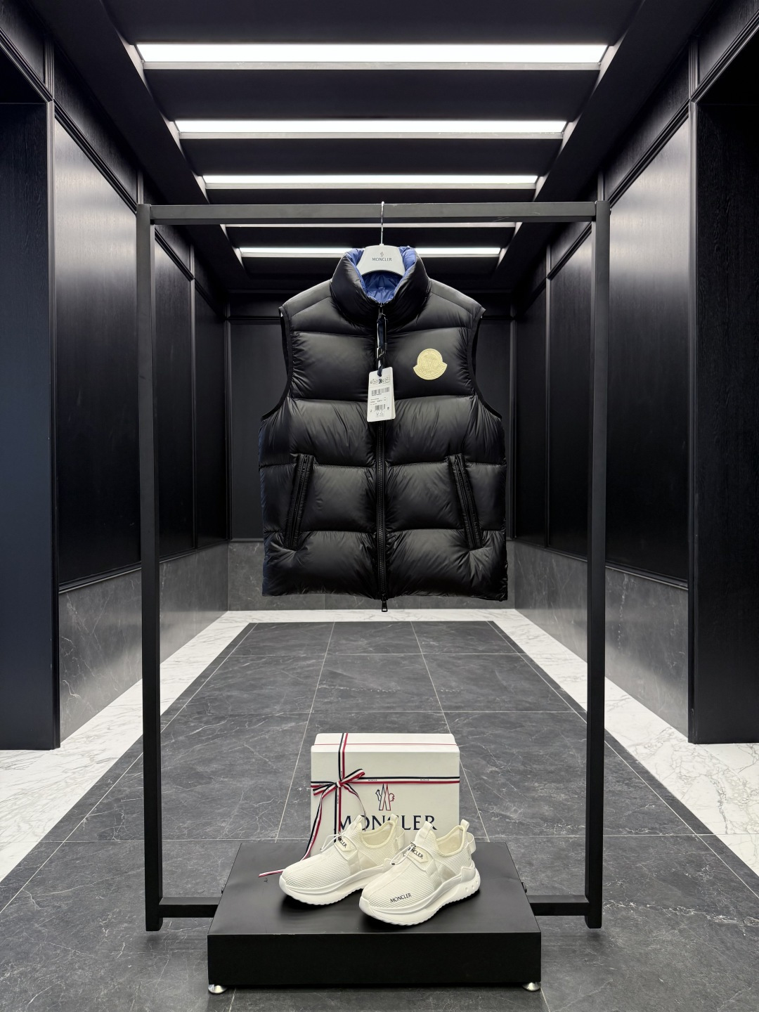 NO:550707,Superior Down Moncler Sumido men's stand-alone down vest. Superior gooseneck velvet filling, the fabric has a special luster. The barcodes are complete and the corresponding official website is consistent. The tag has built-in NFC electronic induction anti-counterfeiting. The packaging is upgraded again (the original folding super large magnetic gift box can be added) Sumido men's down vest is made of glossy nylon laqué fabric, suitable for seasonal wear and showing vitality. Sumido short down vest is made of Moncler classic design and is the basic item of seasonal wardrobe. Made of light functional nylon laqué fabric, contrasting lining shows vitality. Details Made of light nylon laqué fabric Light nylon laqué lining Filled down Stand collar Zipper closure Zipper pocket Felt logo patch  Size : 1-5 D00580,,down jacket,alexander wang19860909特级羽绒Moncler Sumido男士立领羽绒马甲. 特级鹅颈绒填充,面料带有特殊光泽.条码款号齐全,对应官网一致.吊牌内置NFC电子感应防伪. 包装再度升级 (可加配原版折叠超大磁吸礼盒) Sumido男士羽绒马甲采用光泽nylon laqué面料制成,适合换季穿着,彰显活力风格. Sumido短款羽绒马甲采用Moncler经典设计,是换季衣橱的基础款单品.采用轻盈的功能性nylon laqué面料制成,撞色衬里尽显活力. 详情 采用轻盈nylon laqué面料制成 轻盈nylon laqué衬里 填充羽绒 立领 拉链开合 拉链口袋 毛毡标识贴片 Size : 1-5 D00580,,down jacket,alexander wang,Men's clothing