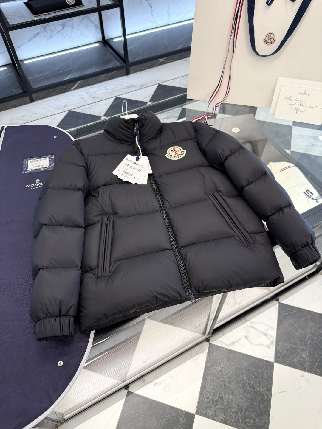 NO:509370,Moncler Citala short down jacket jacket. Close-up of three-standard hardware details. Original matching hardware. The barcode number is complete and the official website is consistent. The tag is built-in NFC electronic induction anti-counterfeiting. The standard is equipped with a full set of counter gift boxes. D00750,,jackets & coats,jackets & coats,down jacket,alexander wang19860909Moncler Citala短款羽绒服夹克外套.三标五金细节特写.原厂配套五金.条码款号齐全对应官网一致.吊牌内置NFC电子感应防伪.标配全套柜台礼盒. D00750,,jackets & coats,jackets & coats,down jacket,alexander wang,Men's clothing