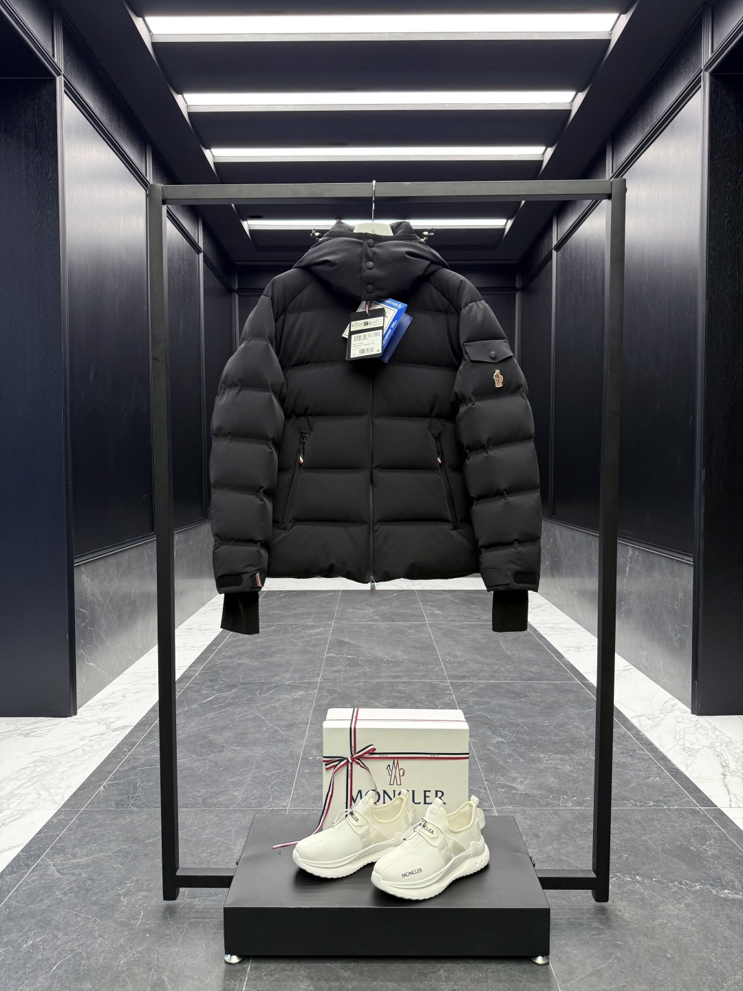 NO:614583,Special down Moncler Montgetech high-end men's short down jacket. A high-end item priced at 2w at the counter. The fabric is really good, don't miss it. A must-have item for high-end customers. The Montgetech men's short down jacket is comfortable and eye-catching, giving an elegant style to the look. Made of functional double-layer elastic nylon fabric, bonded with a durable and ventilated membrane. Functional zipper closure, ski pass pocket and elastic jersey wristband meet the needs of various mountain sports and can bring a comfortable wearing experience in bad weather.  Details Made of two-layer, four-way stretch nylon Nylon lining Filled with down Bonded checkered panels Detachable hood with snap buttons and adjustable drawstring Windproof inner collar Fabric numbered transfer pattern YKK AquaGuard functional zipper closure Ski pass pocket with snap fastener  Size: 1-5. Black/Coffee 9839,,jackets & coats,jackets & coats,down jacket,hats,alexander wang19860909特级羽绒Moncler Montgetech高端男士短款羽绒夹克外套.柜台2w开外的高端单品.面料真是好的不要不要的.高端客必入单品. Montgetech男士短款羽绒夹克舒适而瞩目,为造型赋予优雅风格.采用功能性双层弹性尼龙面料制成,粘合耐久通风的薄膜.功能性拉链开合、滑雪通行证口袋和弹性平纹针织护腕满足各种山地运动所需,可在恶劣天气带来舒适的穿着体验. 详情 采用双层四向弹性尼龙面料制成 尼龙衬里 填充羽绒 粘合方格块 可拆卸兜帽,搭配按扣和可调节抽绳 防风内领 织物编号转印图案 YKK AquaGuard功能性拉链开合 滑雪通行证口袋设有按扣 YKK Aquaguard功能性拉链外部口袋 内部电子设备口袋 内部防雪衬 弹性针织护腕 滑雪通行证口袋 袖口设有拉袢和三色细节 弹性抽绳下摆 Size : 1-5. 黑色/咖色 9839,,jackets & coats,jackets & coats,down jacket,hats,alexander wang,Men's clothing