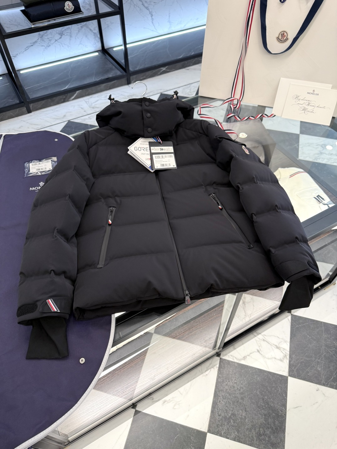 NO:683284,Moncler Montgetech high-end men's short down jacket. Special fabric with fully taped goose down filling. More details shot. D00880,,jackets & coats,jackets & coats,down jacket,19860909Moncler Montgetech高端男士短款羽绒夹克外套.特殊面料全压胶工艺鹅绒填充.更多细节实拍. D00880,,jackets & coats,jackets & coats,down jacket,,Men's clothing