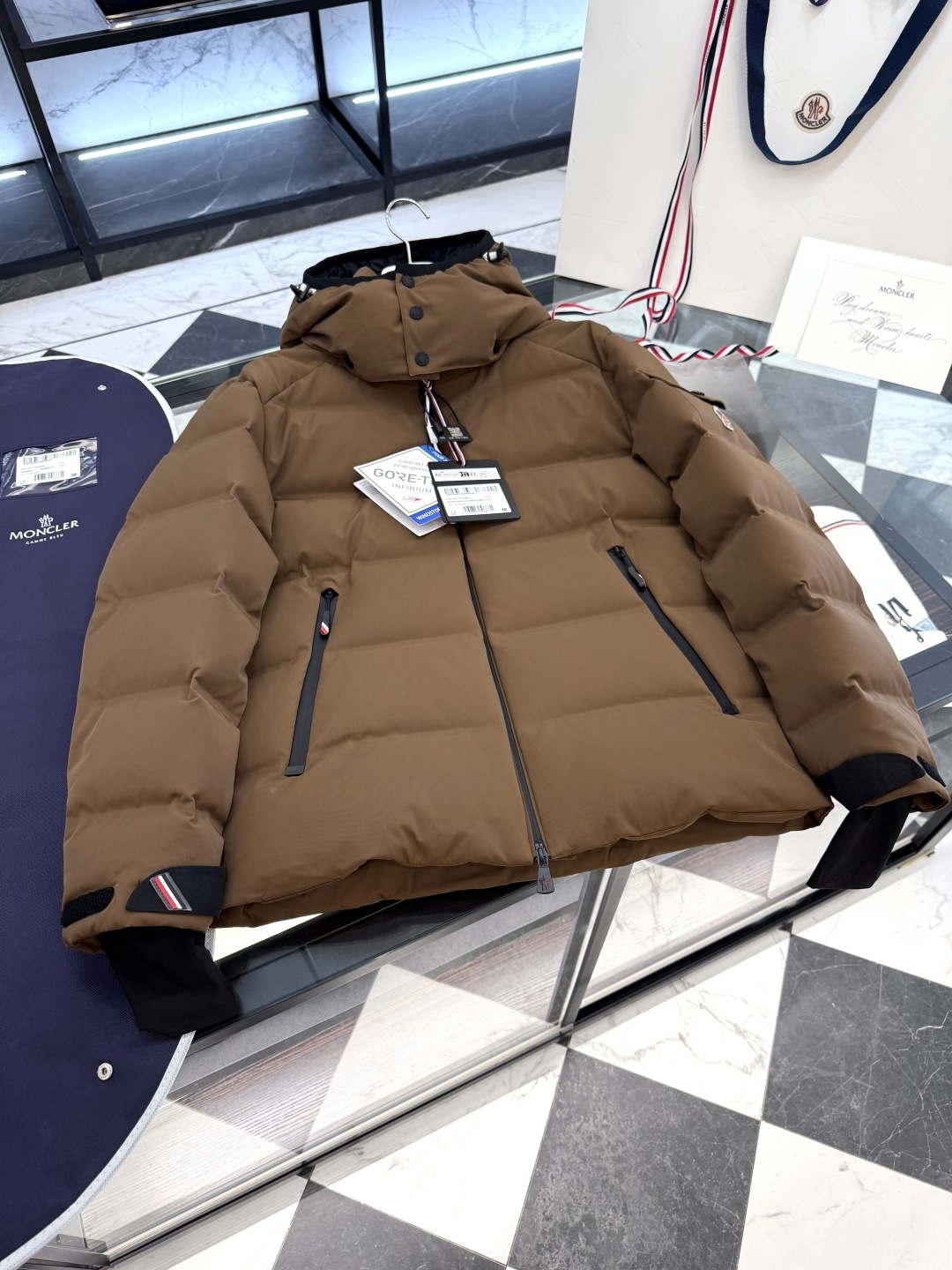 NO:509376,Moncler Montgetech high-end men's short down jacket jacket. Special fabric full press glue craft goose down filling. More details real shots. D00880,,jackets & coats,jackets & coats,down jacket,alexander wang19860909Moncler Montgetech高端男士短款羽绒夹克外套.特殊面料全压胶工艺鹅绒填充.更多细节实拍. D00880,,jackets & coats,jackets & coats,down jacket,alexander wang,Men's clothing