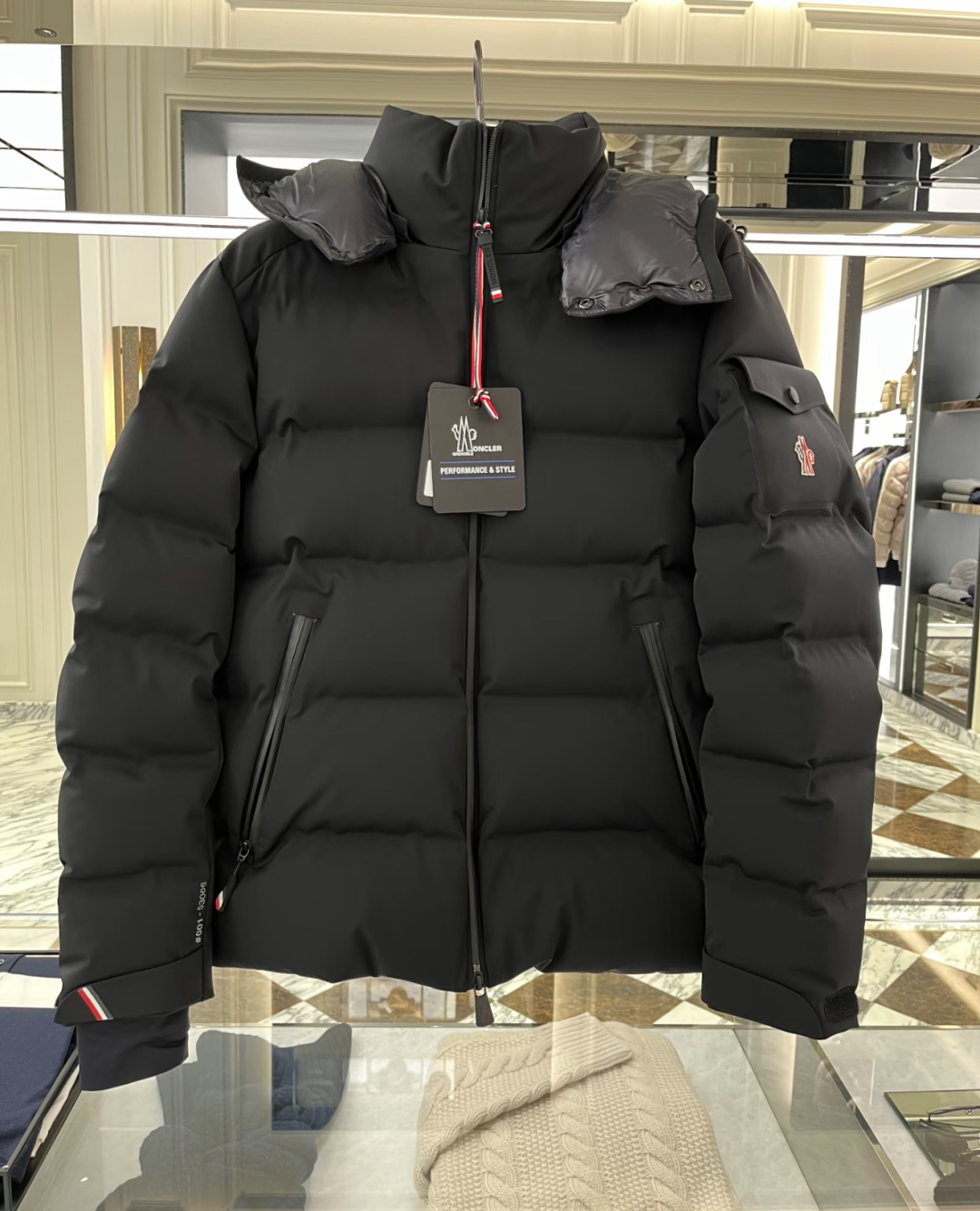 Moncler Montgetech高端男士短款羽绒夹克外套.柜台实拍展示.