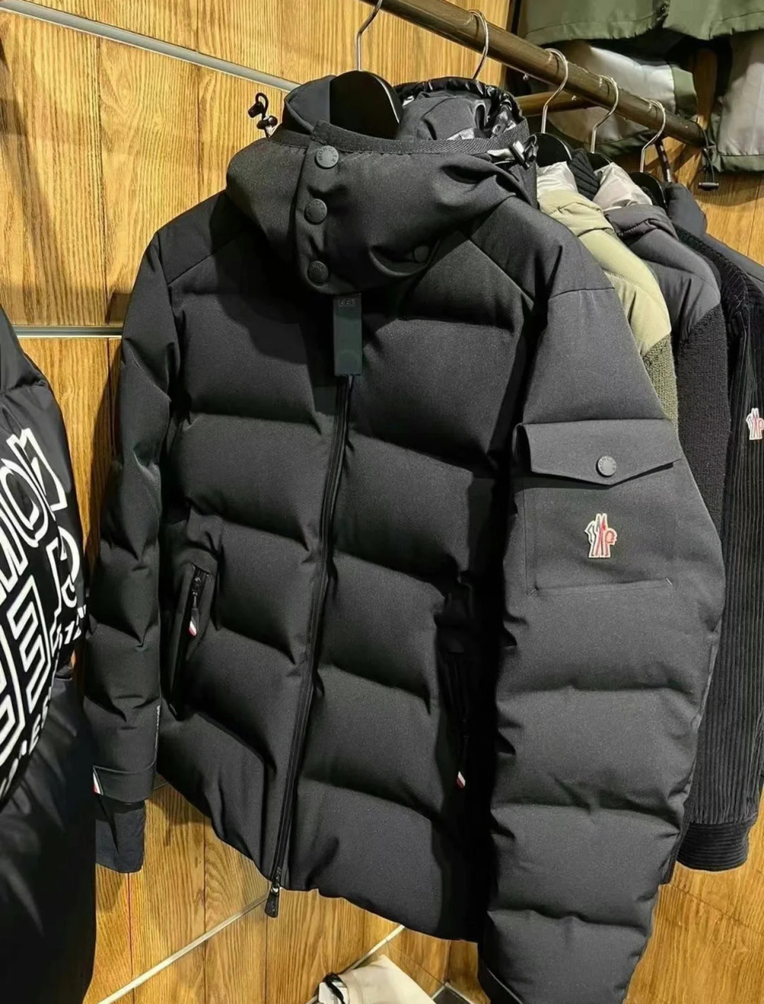 Moncler Montgetech高端男士短款羽绒夹克外套.柜台实拍展示.
