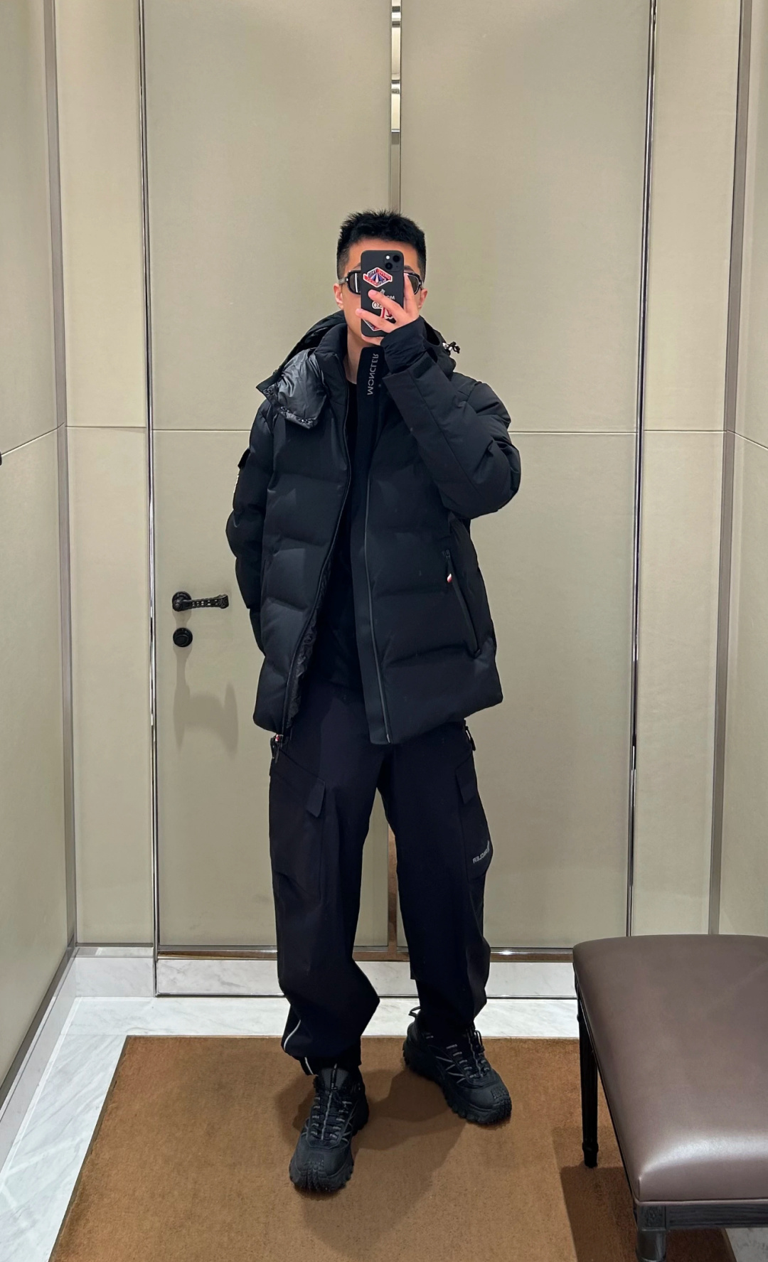 NO:628898,Down jacket -. Special down Moncler Montgetech high-end men's short down jacket. A high-end item priced at 2w at the counter. The fabric is so good that you don't want to miss it. A must-have item for high-end customers. The packaging has been upgraded again (can be added with the original oversized folding magnetic gift box). The casual style of Montgetech men's down jacket combines the excellent performance of the Moncler Grenoble series.  The Montgetech Men's Short Down Jacket is comfortable and eye-catching, adding an elegant touch to any look. Made from functional double-layer stretch nylon fabric bonded with a durable, ventilated membrane. Functional zipper closure, ski pass pocket and stretchy jersey wristbands provide comfort in all mountain sports, providing comfort in inclement weather. Details Made from double-layer four-way stretch nylon fabric Nylon lining Down filling Bonded checkered panels Removable hood with snap fasteners and adjustable drawstring  Windproof inner collar Fabric number transfer pattern YKK AquaGuard functional zipper closure Ski pass pocket with snap fastener YKK Aquaguard functional zipper exterior pocket Internal electronics pocket Internal snow lining Elastic knit wrist guards Ski pass pocket Pull tabs and tri-color detailing at cuffs Elastic drawstring hem Size : 1-5. Black/Coffee,,jackets & coats,jackets & coats,down jacket,hats,alexander wang19860909羽绒服-.特级羽绒Moncler Montgetech高端男士短款羽绒夹克外套.柜台2w开外的高端单品.面料真是好的不要不要的.高端客必入单品. 包装再度升级（可加配原版超大折叠磁吸礼盒） Montgetech男士羽绒夹克休闲款式,融合Moncler Grenoble系列的优良性能. Montgetech男士短款羽绒夹克舒适而瞩目,为造型赋予优雅风格.采用功能性双层弹性尼龙面料制成,粘合耐久通风的薄膜.功能性拉链开合、滑雪通行证口袋和弹性平纹针织护腕满足各种山地运动所需,可在恶劣天气带来舒适的穿着体验. 详情 采用双层四向弹性尼龙面料制成 尼龙衬里 填充羽绒 粘合方格块 可拆卸兜帽,搭配按扣和可调节抽绳 防风内领 织物编号转印图案 YKK AquaGuard功能性拉链开合 滑雪通行证口袋设有按扣 YKK Aquaguard功能性拉链外部口袋 内部电子设备口袋 内部防雪衬 弹性针织护腕 滑雪通行证口袋 袖口设有拉袢和三色细节 弹性抽绳下摆 Size : 1-5. 黑色/咖色,,jackets & coats,jackets & coats,down jacket,hats,alexander wang,Men's clothing