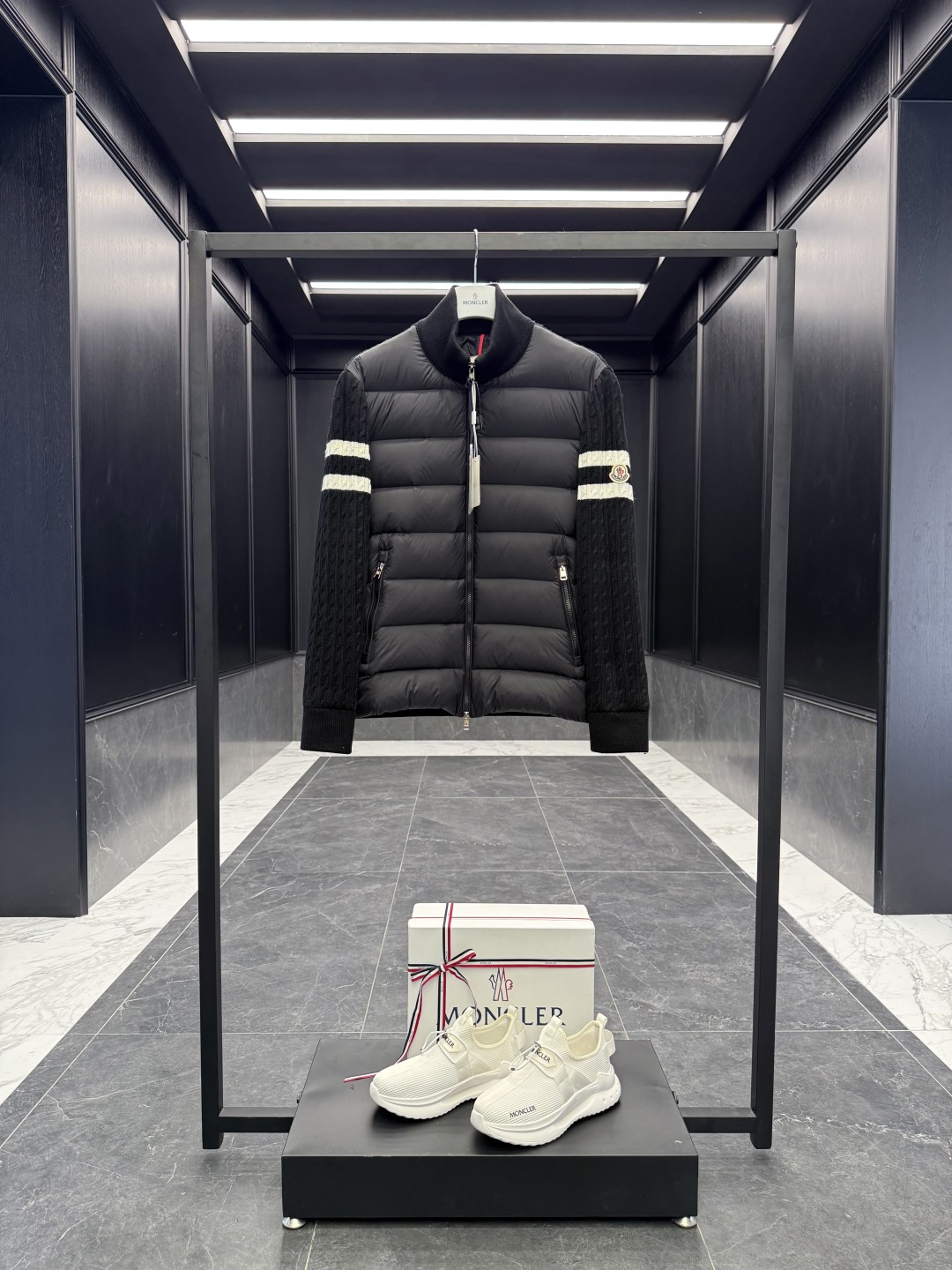 NO:550711,Monzz04 Super Down Moncler Cardigan Men's Down Lined Wool and Cashmere Zipper Cardigan. Made of luxurious wool and cashmere blends, this Men's Lined Cardigan can be worn as a jacket during warmer times. The packaging is upgraded again (This cardigan is made of wool and cashmere fabrics, filled with warm down. Zippered silhouette design, knitted turtlenecks for extra protection against bad weather. Lightweight knitted items with soft leather trim. Details Made of wool and cashmere blends Micro chic nylon lining Down fill front Double side knitted 12-pin Zipper closure Zipper pocket Wool felt patch logo Size: 1-5. Black/Nakura/Grey D00680,,jackets & coats,down  Jacket,alexander wang19860909monzz04 特级羽绒Moncler Cardigan男士羽绒加衬羊毛和羊绒拉链开衫. 这款男士加衬开衫采用华贵的羊毛和羊绒混纺面料制成,可在温暖时节作为外套穿着. 包装再度升级（ 这款开衫采用羊毛和羊绒面料制成,填充温暖羽绒.拉链廓形设计,针织高领增添额外保护,可抵御恶劣天气.轻盈针织单品,点缀柔软的皮革饰边. 详情 采用羊毛和羊绒混纺面料制成 Micro chic尼龙衬里 羽绒填充正面 双面针织 12针 拉链开合 拉链口袋 羊毛毡贴片logo Size: 1-5. 黑色/藏青色/灰色 D00680,,jackets & coats,down jacket,alexander wang,Men's clothing