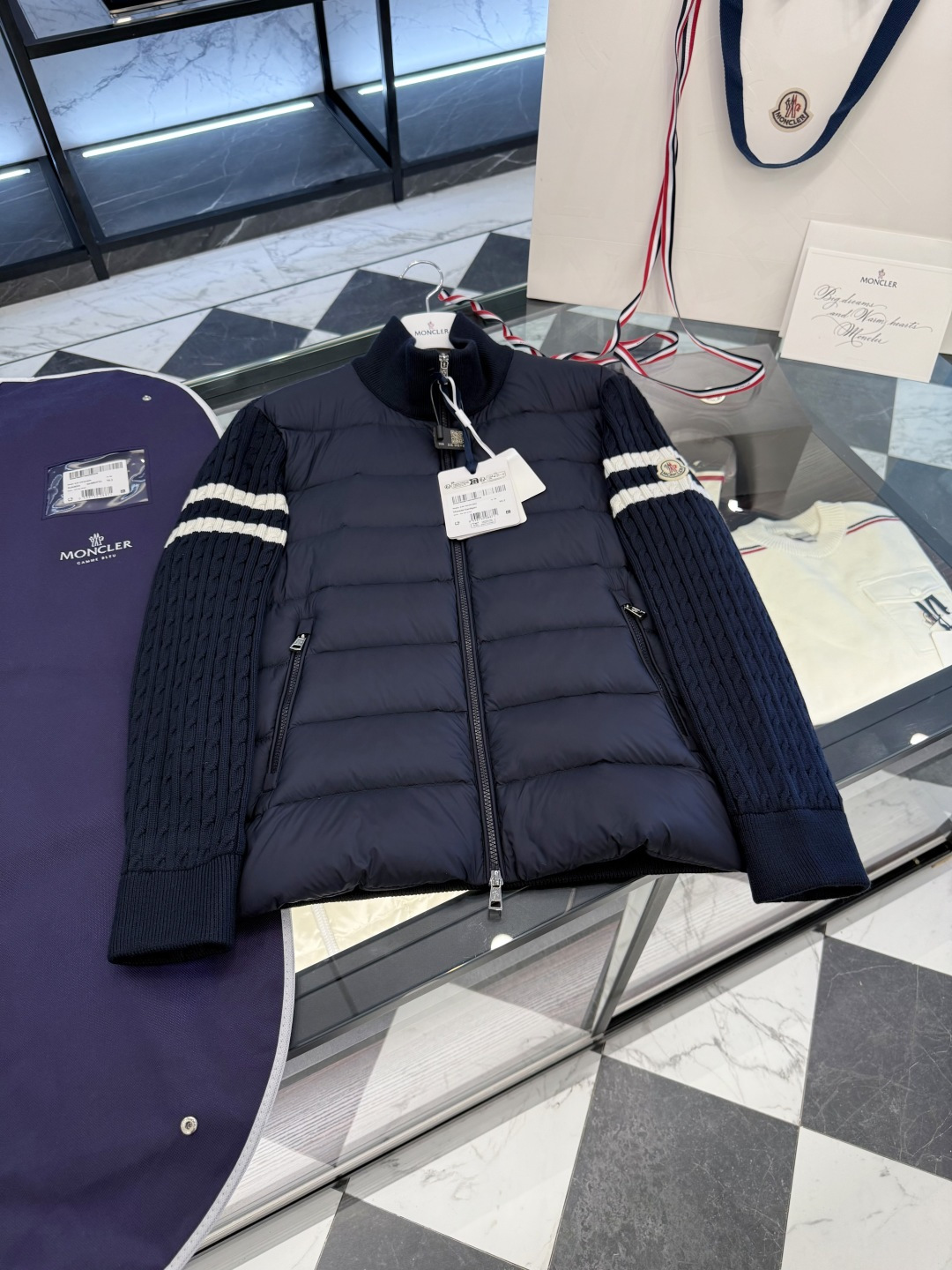 NO:509382,Moncler Cardigan men's down-lined wool and cashmere zippered cardigan. More details real shot., down jacket, alexander wang19860909Moncler Cardigan男士羽绒加衬羊毛和羊绒拉链开衫.更多细节实拍.,,down jacket,alexander wang,Men's clothing