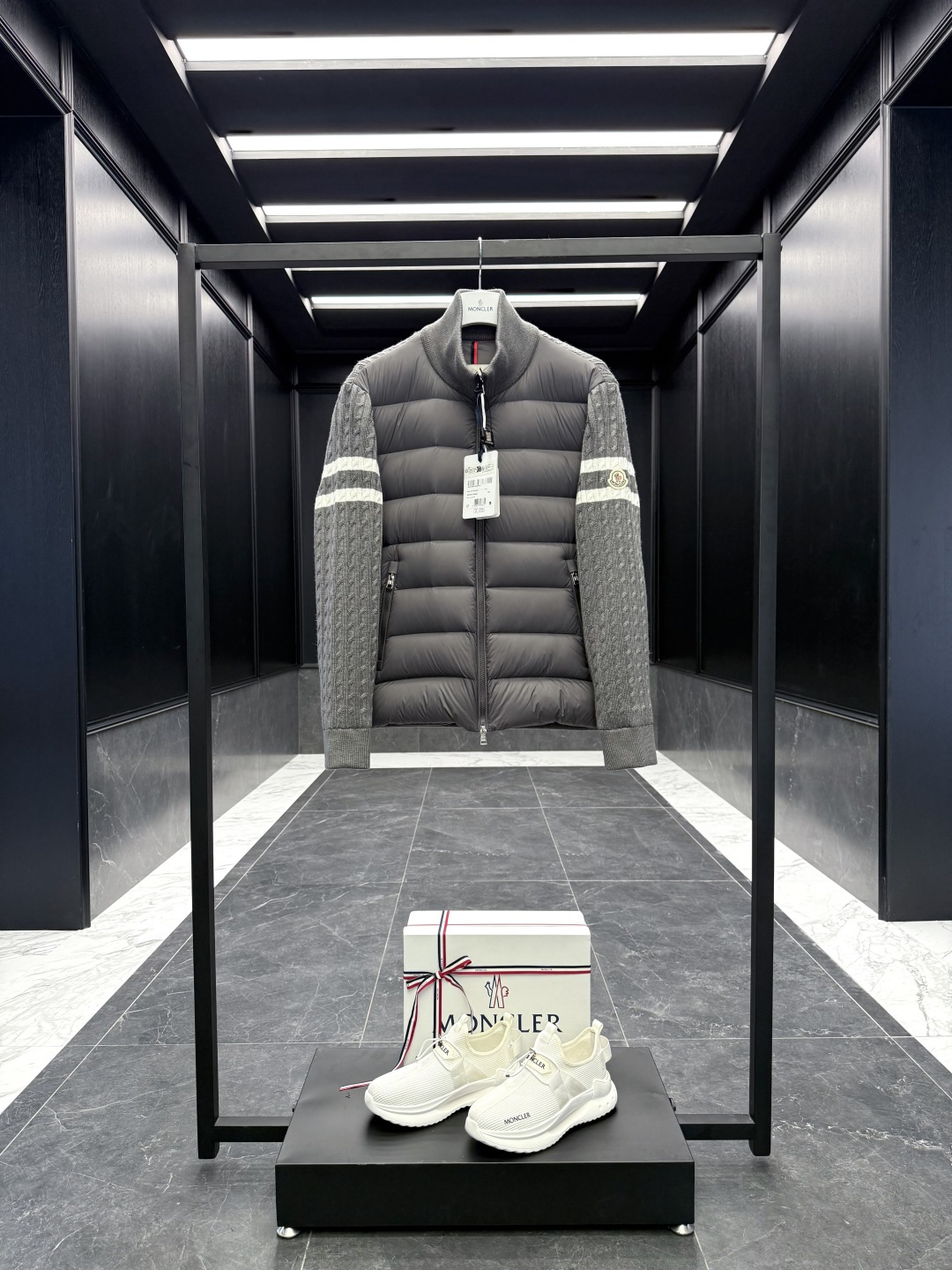 NO:509384,The premium down Moncler Cardigan men's down-lined wool and cashmere zippered cardigan. Made of luxurious wool and cashmere blends, this men's lined cardigan is worn as a jacket during warmer seasons. The packaging is upgraded again (This cardigan is made of wool and cashmere fabrics, filled with warm down. Zippered silhouette design, knitted turtlenecks for extra protection against bad weather. Lightweight knitted items with soft leather trim. Details Made of wool and cashmere blends Micro chic nylon lining Down-filled front Double-sided knitted 12-pin Zipper closure Zipper pocket Wool felt patch logo Size: 1-5. Black/Nakura/Gray, Jackets & coats, down jacket, alexander wang19860909特级羽绒Moncler Cardigan男士羽绒加衬羊毛和羊绒拉链开衫. 这款男士加衬开衫采用华贵的羊毛和羊绒混纺面料制成,可在温暖时节作为外套穿着. 包装再度升级（ 这款开衫采用羊毛和羊绒面料制成,填充温暖羽绒.拉链廓形设计,针织高领增添额外保护,可抵御恶劣天气.轻盈针织单品,点缀柔软的皮革饰边. 详情 采用羊毛和羊绒混纺面料制成 Micro chic尼龙衬里 羽绒填充正面 双面针织 12针 拉链开合 拉链口袋 羊毛毡贴片logo Size: 1-5. 黑色/藏青色/灰色,,jackets & coats,down jacket,alexander wang,Men's clothing