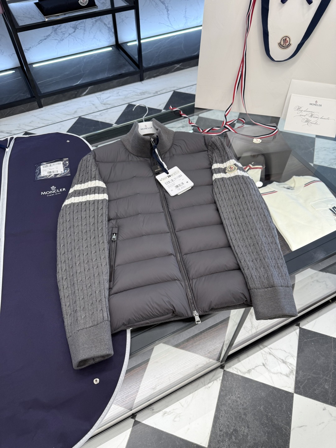 NO:509385,Moncler Cardigan men's down-lined wool and cashmere zippered cardigan. More details real shot., down jacket, alexander wang19860909Moncler Cardigan男士羽绒加衬羊毛和羊绒拉链开衫.更多细节实拍.,,down jacket,alexander wang,Men's clothing