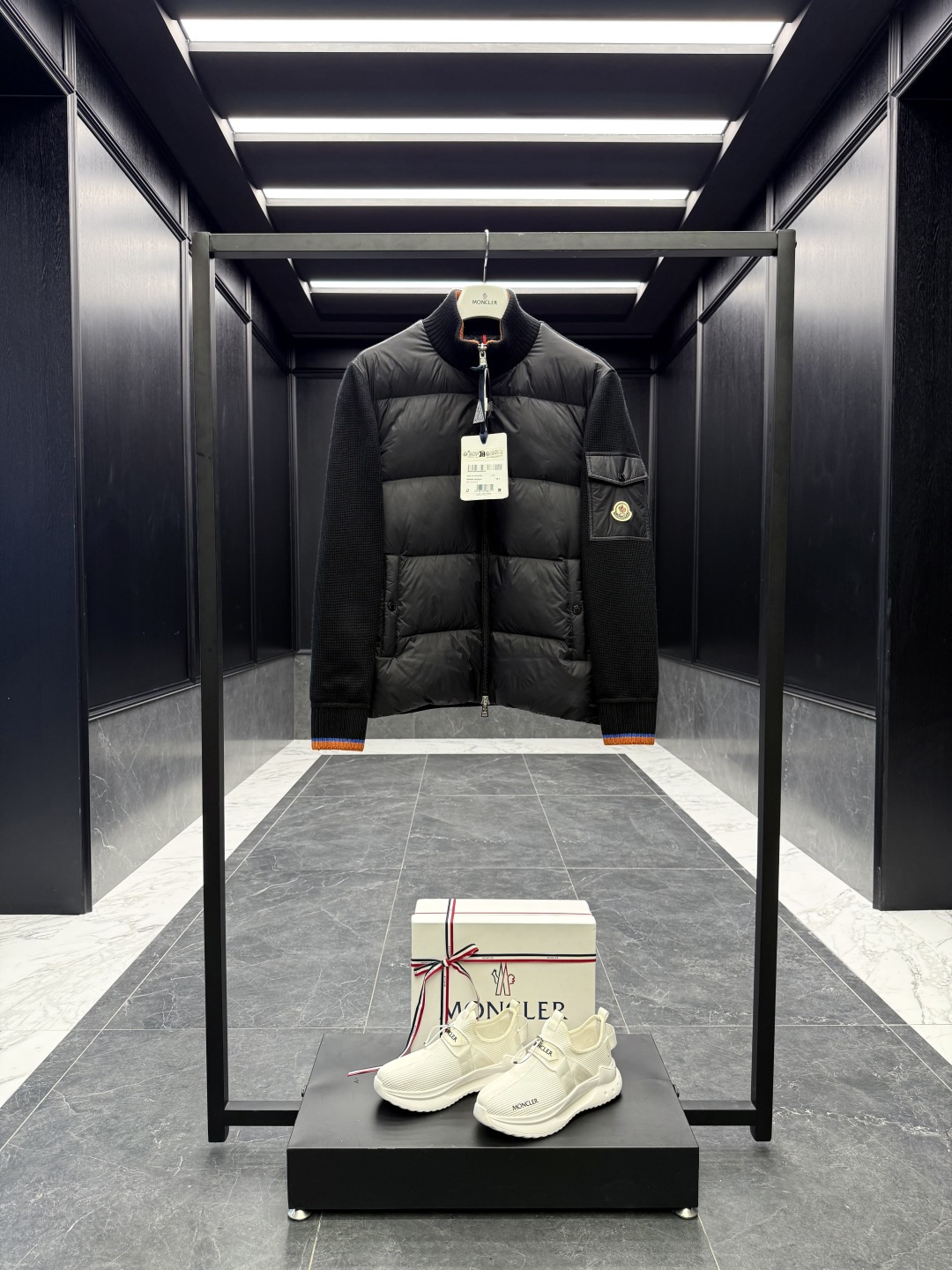 NO:550709,monzz05 Premium down Moncler Cardigan men's down-padded wool and cashmere zipper cardigan. This men's padded cardigan is made of luxurious wool and cashmere blended fabrics and can be worn as a jacket in warm seasons. The packaging has been upgraded again (the original oversized folding magnetic gift box can be added)  This cardigan is made from wool and cashmere and filled with warm down. It has a zippered silhouette and a knitted turtleneck for extra protection from the elements. Lightweight knit piece with soft leather trim. Details Made from a wool and cashmere blend Micro chic nylon lining Down-filled front Double knit 12-gauge Zip closure Zippered pockets Wool felt patch logo Size: 1-5. Black/Dark Brown   D00680,,jackets & coats,down jacket,alexander wang19860909monzz05 特级羽绒Moncler Cardigan男士羽绒加衬羊毛和羊绒拉链开衫. 这款男士加衬开衫采用华贵的羊毛和羊绒混纺面料制成,可在温暖时节作为外套穿着. 包装再度升级（可加配原版超大折叠磁吸礼盒) 这款开衫采用羊毛和羊绒面料制成,填充温暖羽绒.拉链廓形设计,针织高领增添额外保护,可抵御恶劣天气.轻盈针织单品,点缀柔软的皮革饰边. 详情 采用羊毛和羊绒混纺面料制成 Micro chic尼龙衬里 羽绒填充正面 双面针织 12针 拉链开合 拉链口袋 羊毛毡贴片logo Size: 1-5. 黑色/深棕色 D00680,,jackets & coats,down jacket,alexander wang,Men's clothing