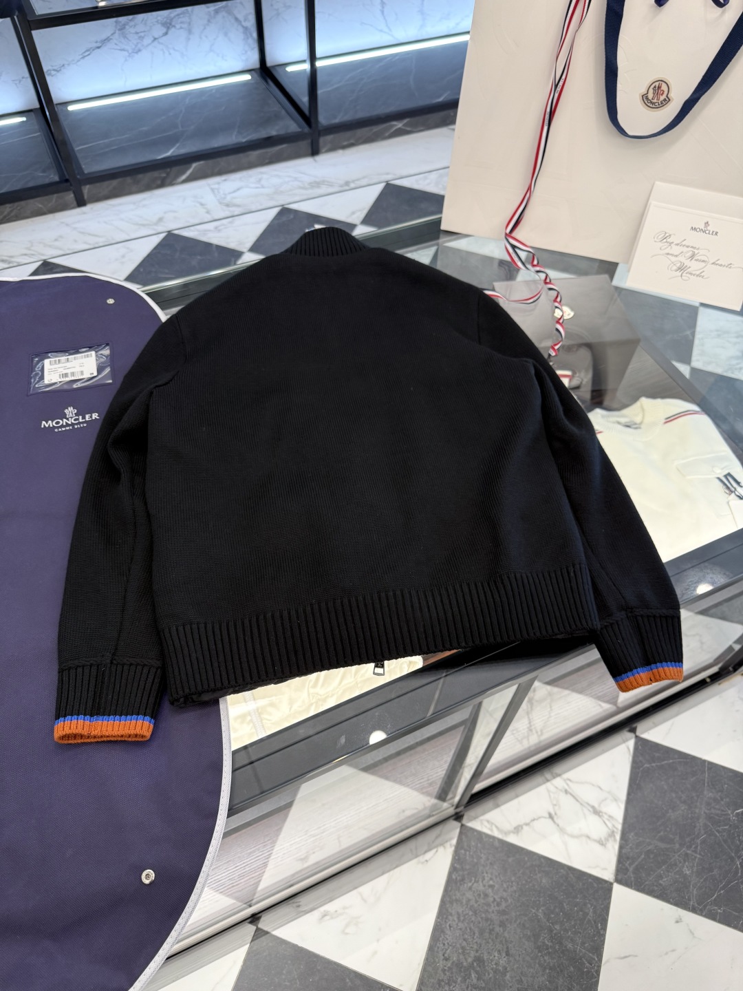 L-4XL（对应1-5码） P320 monzz05 
Moncler Cardigan男士羽绒加衬羊毛和羊绒拉链开衫.原版定制超柔软面料.条码款号齐全对应官网一致.吊牌内置NFC电子感应防伪.支持多重防伪验证.更多细节实拍.
 D00680