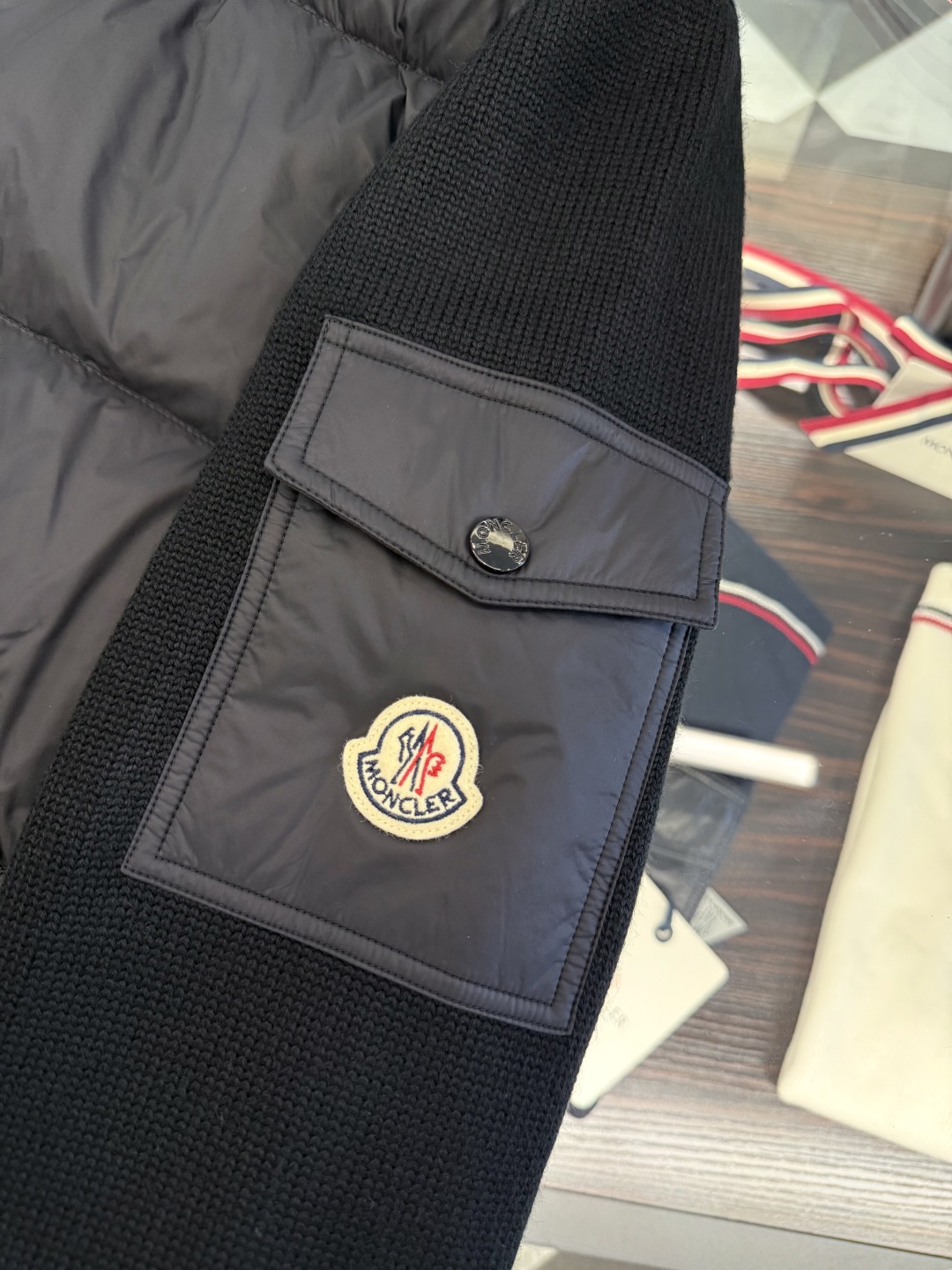 L-4XL（对应1-5码） P320 monzz05 
Moncler Cardigan男士羽绒加衬羊毛和羊绒拉链开衫.原版定制超柔软面料.条码款号齐全对应官网一致.吊牌内置NFC电子感应防伪.支持多重防伪验证.更多细节实拍.
 D00680