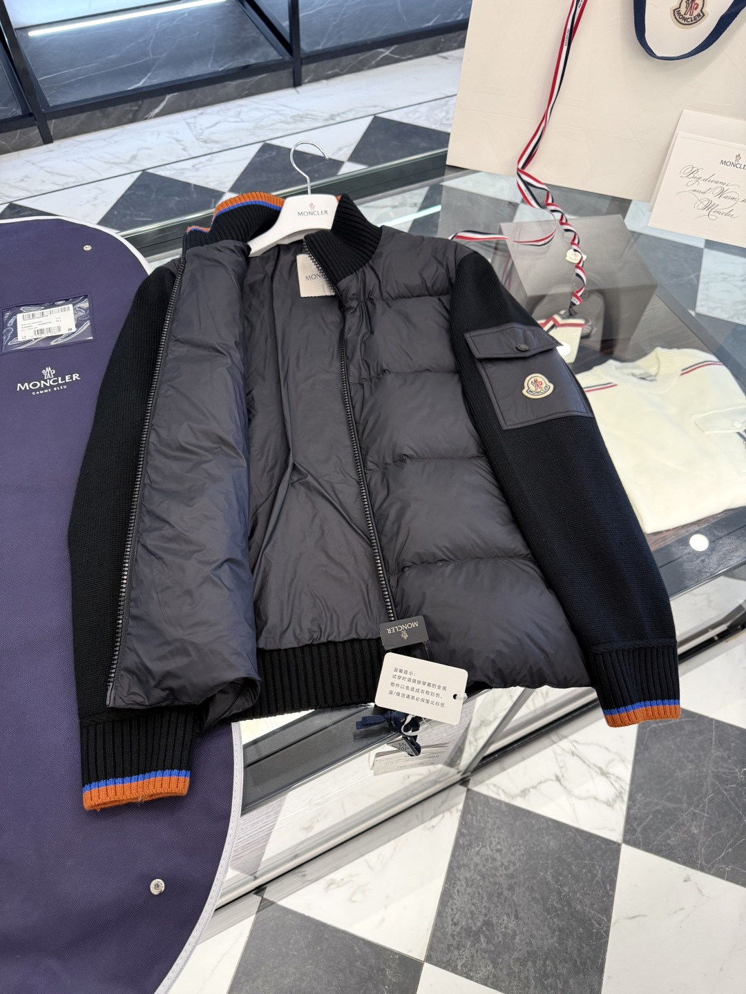 L-4XL（对应1-5码） P320 monzz05 
Moncler Cardigan男士羽绒加衬羊毛和羊绒拉链开衫.原版定制超柔软面料.条码款号齐全对应官网一致.吊牌内置NFC电子感应防伪.支持多重防伪验证.更多细节实拍.
 D00680